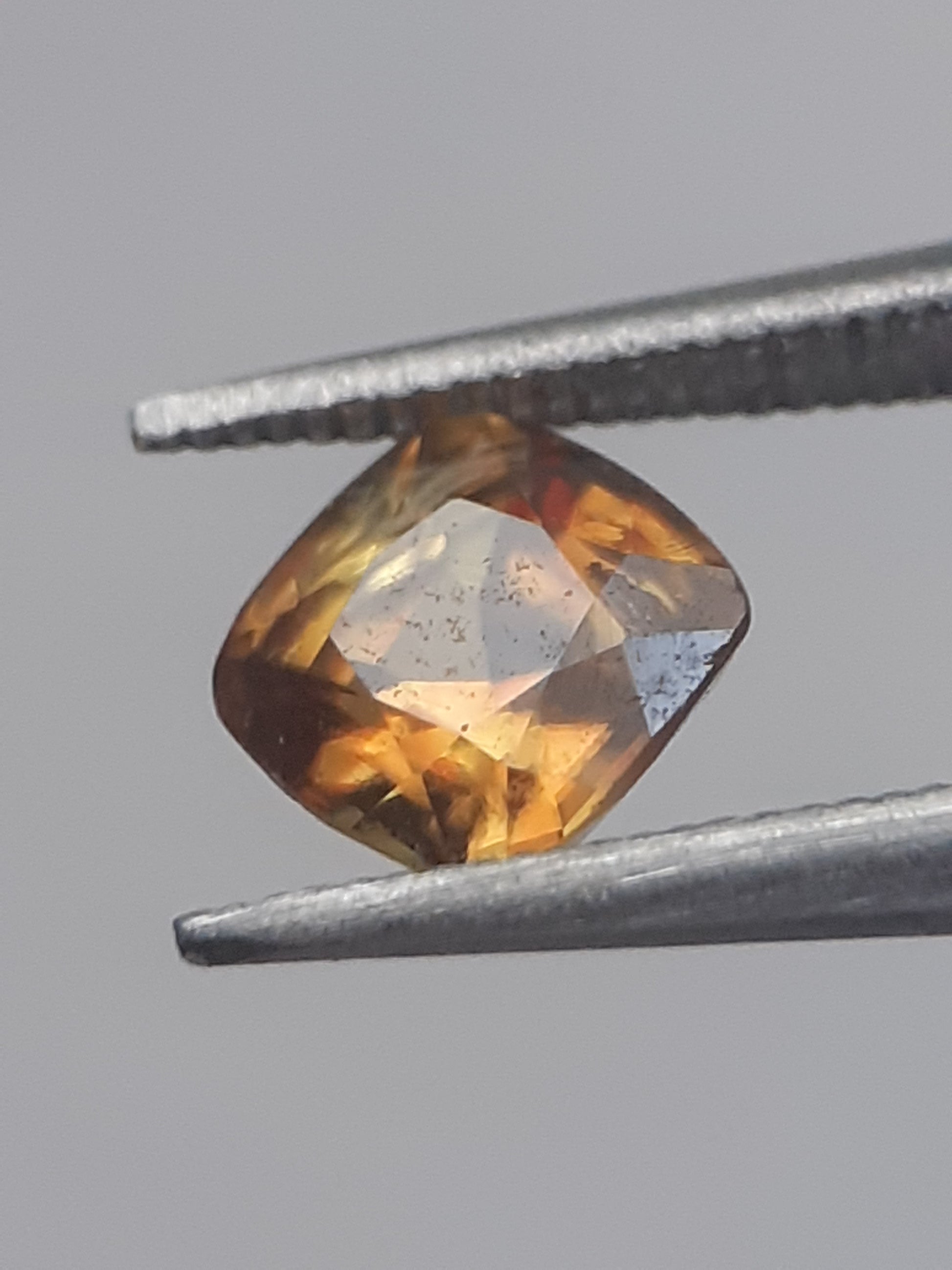 Natural brownish orangey yellow shpene - 0.565 ct - cushion - unheated - Natural Gems Belgium