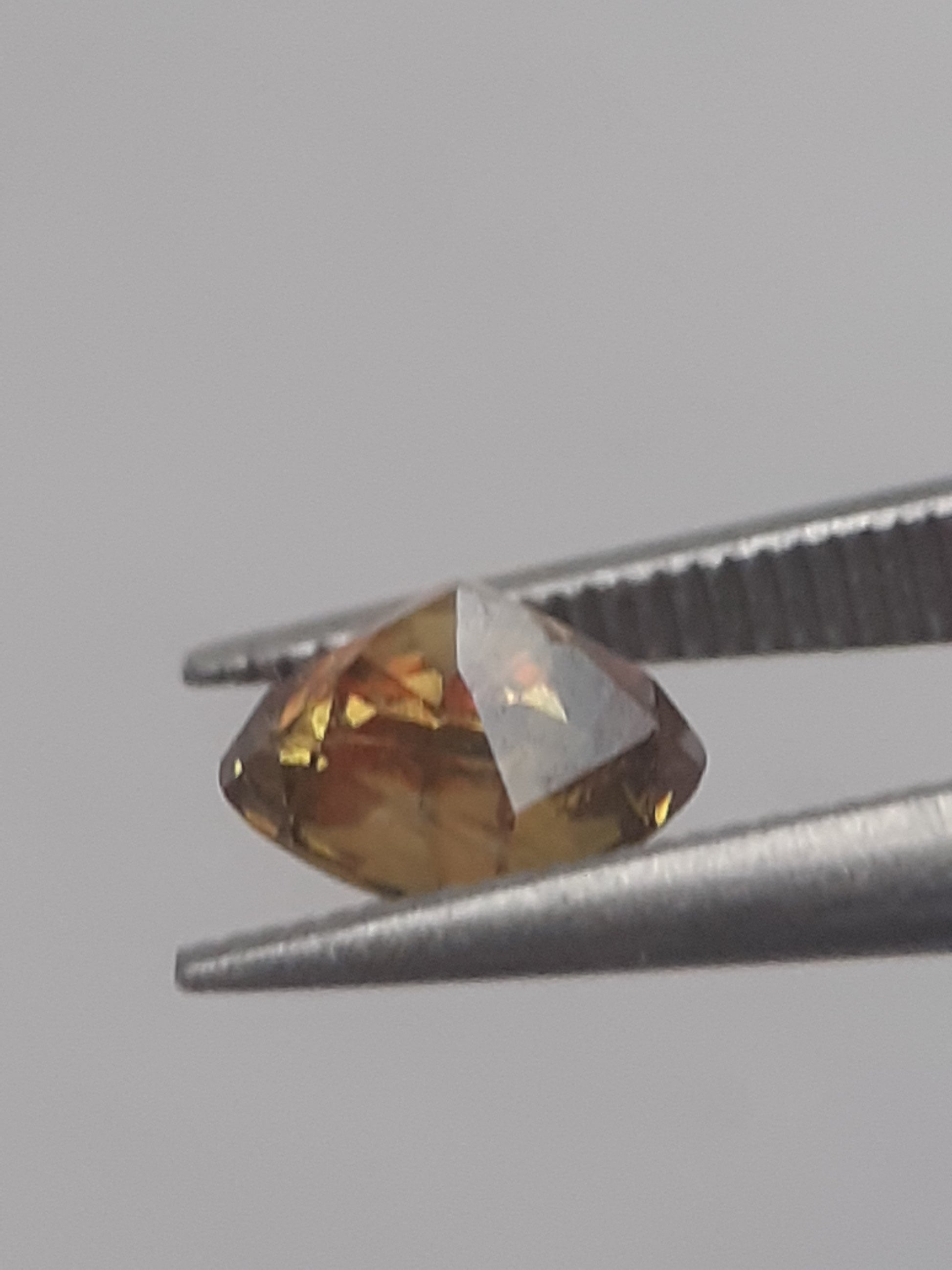 Natural brownish orangey yellow shpene - 0.565 ct - cushion - unheated - Natural Gems Belgium