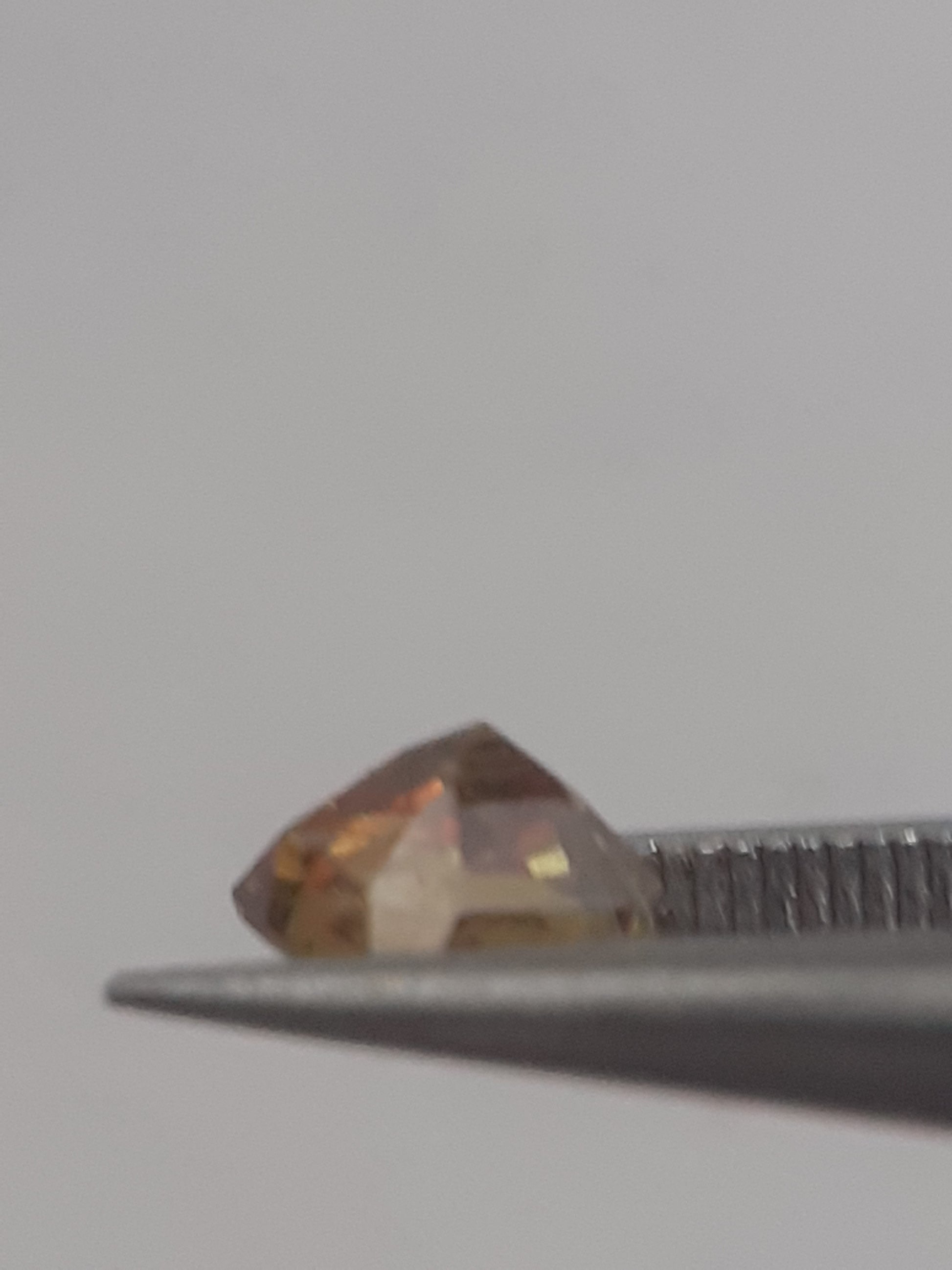 Natural brownish orangey yellow shpene - 0.565 ct - cushion - unheated - Natural Gems Belgium