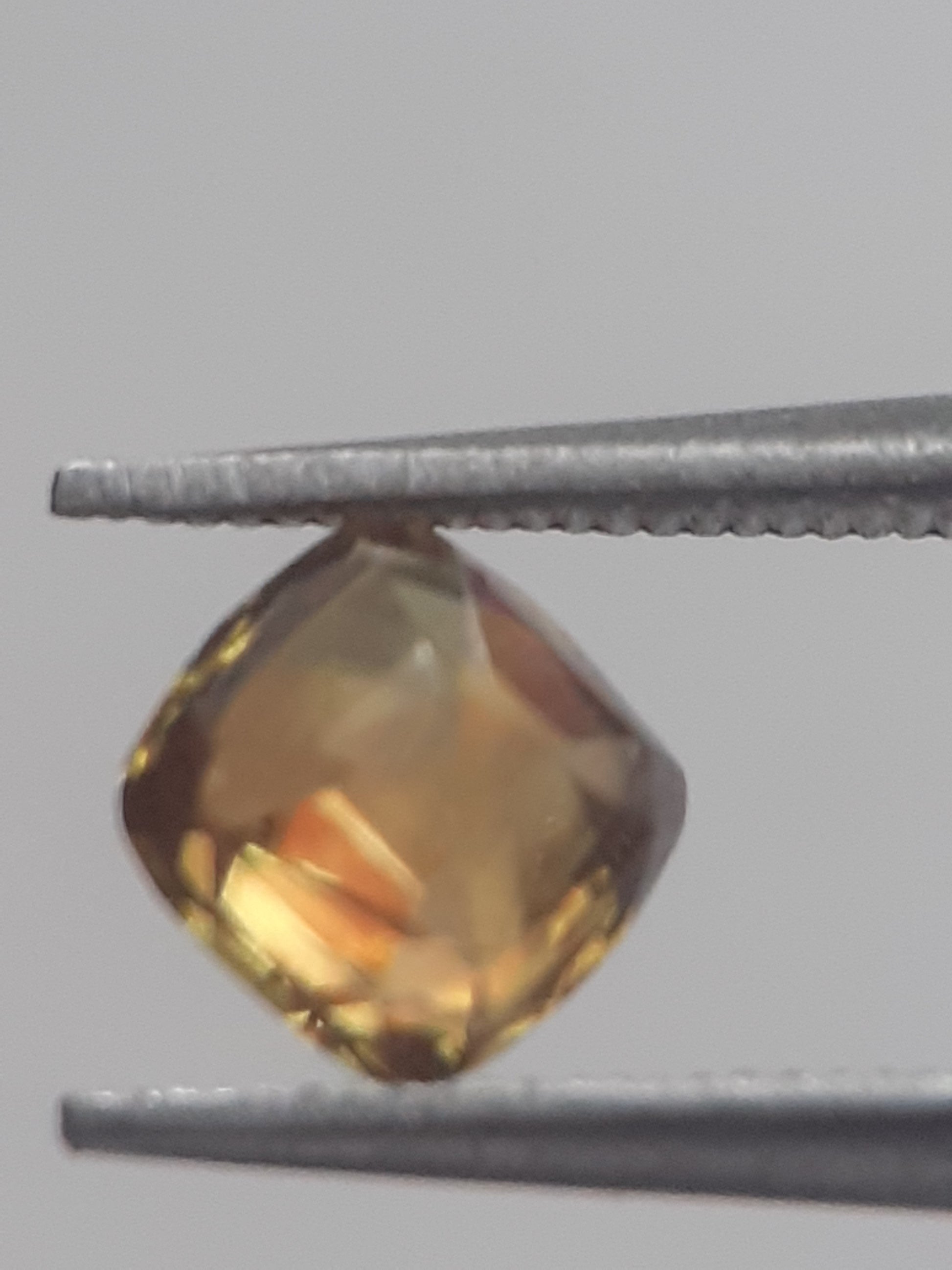 Natural brownish orangey yellow shpene - 0.565 ct - cushion - unheated - Natural Gems Belgium