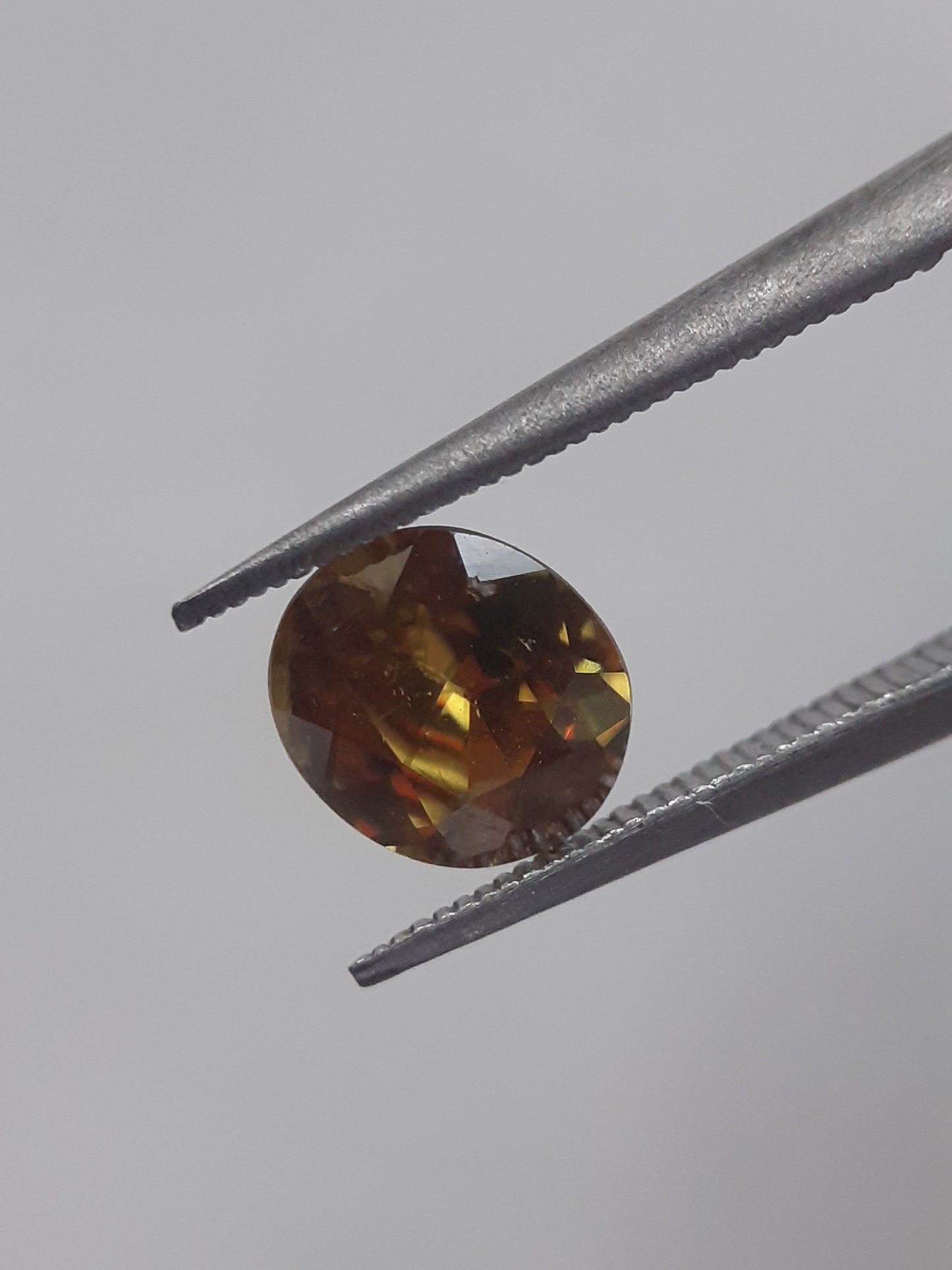 Natural yellow shpene - 0.824 ct - cushion - unheated - Natural Gems Belgium