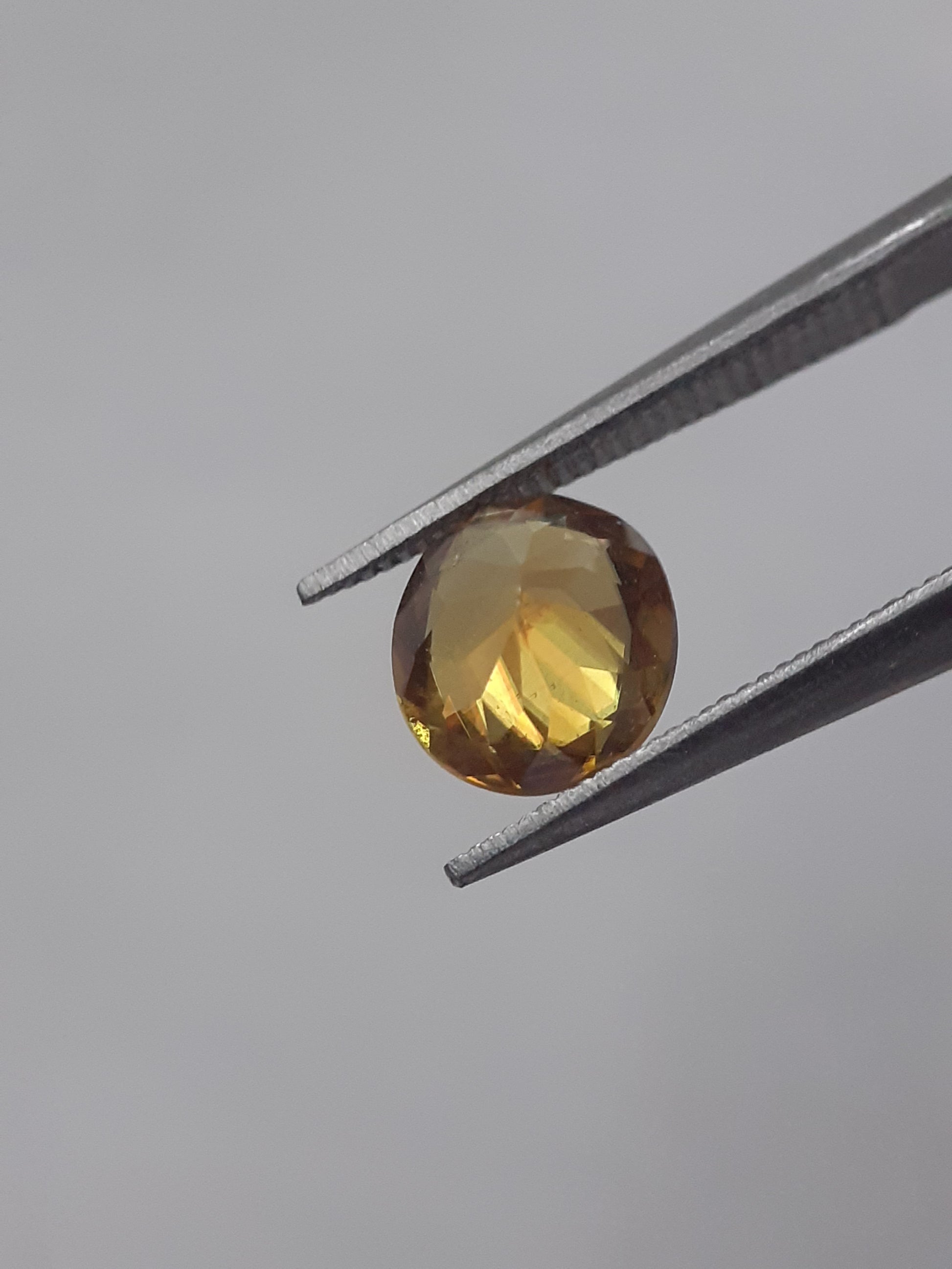 Natural yellow shpene - 0.824 ct - cushion - unheated - Natural Gems Belgium