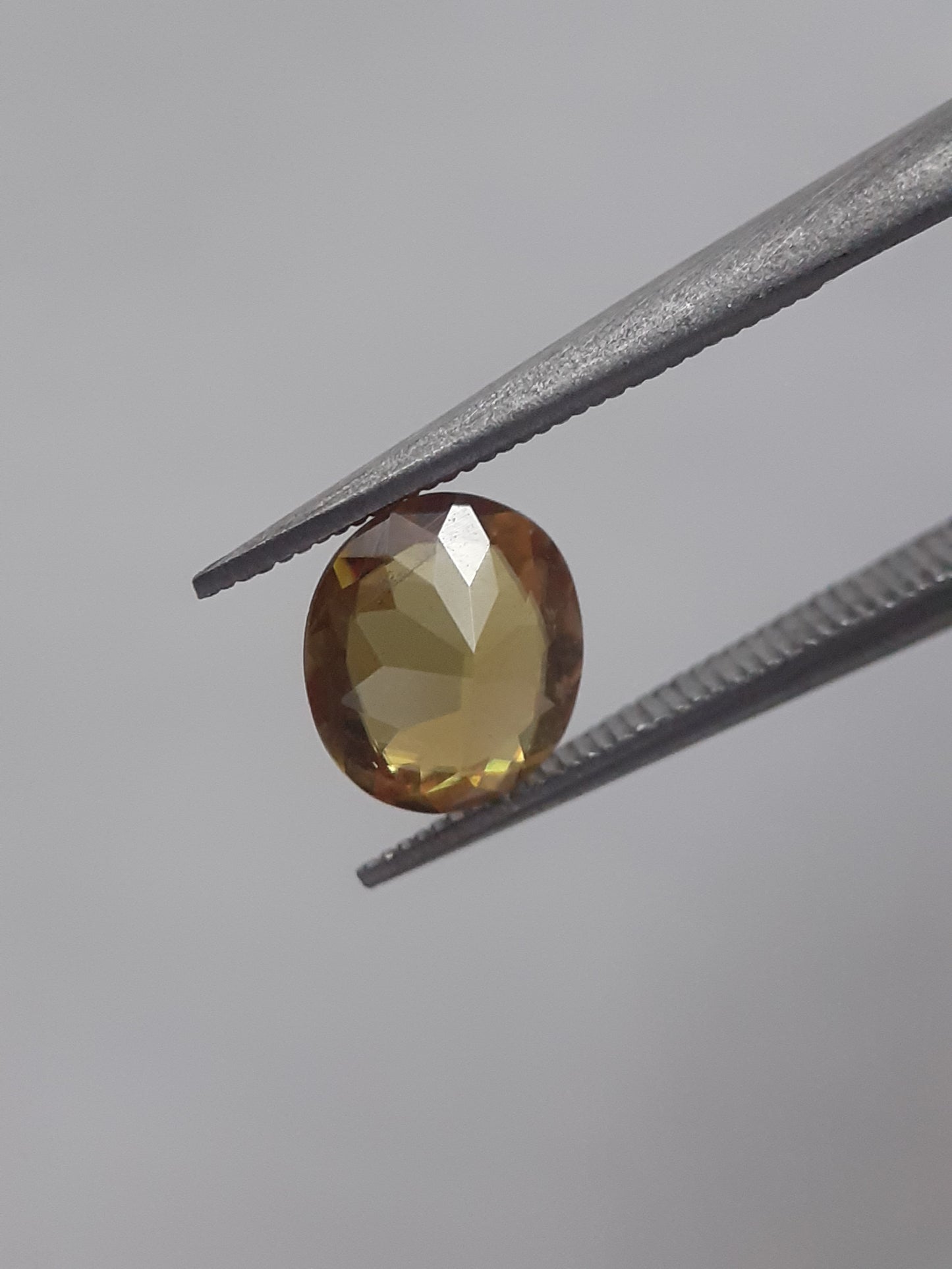 Natural yellow shpene - 0.824 ct - cushion - unheated - Natural Gems Belgium