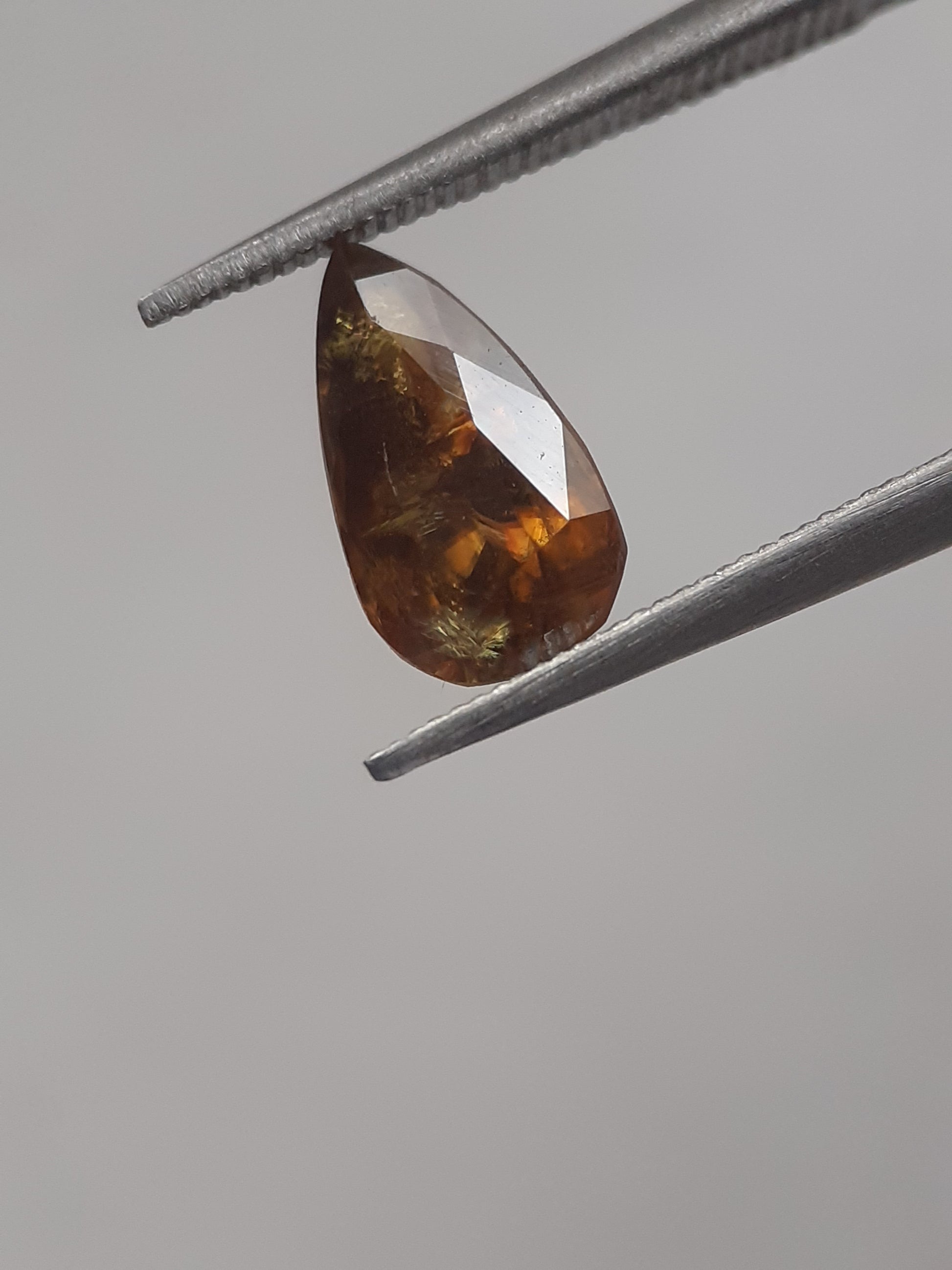 Natural yellow shpene - 1.078 ct - Pear - unheated - Natural Gems Belgium