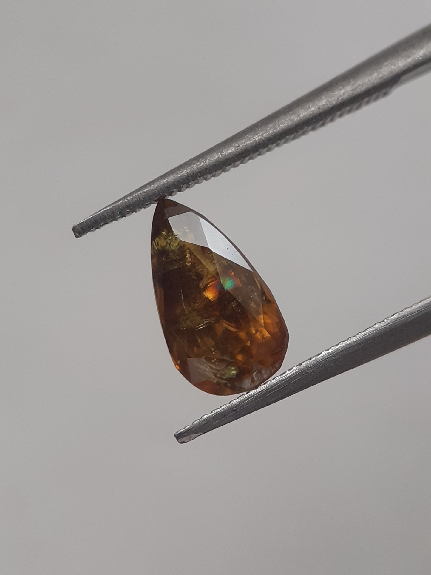 Natural yellow shpene - 1.078 ct - Pear - unheated - Natural Gems Belgium