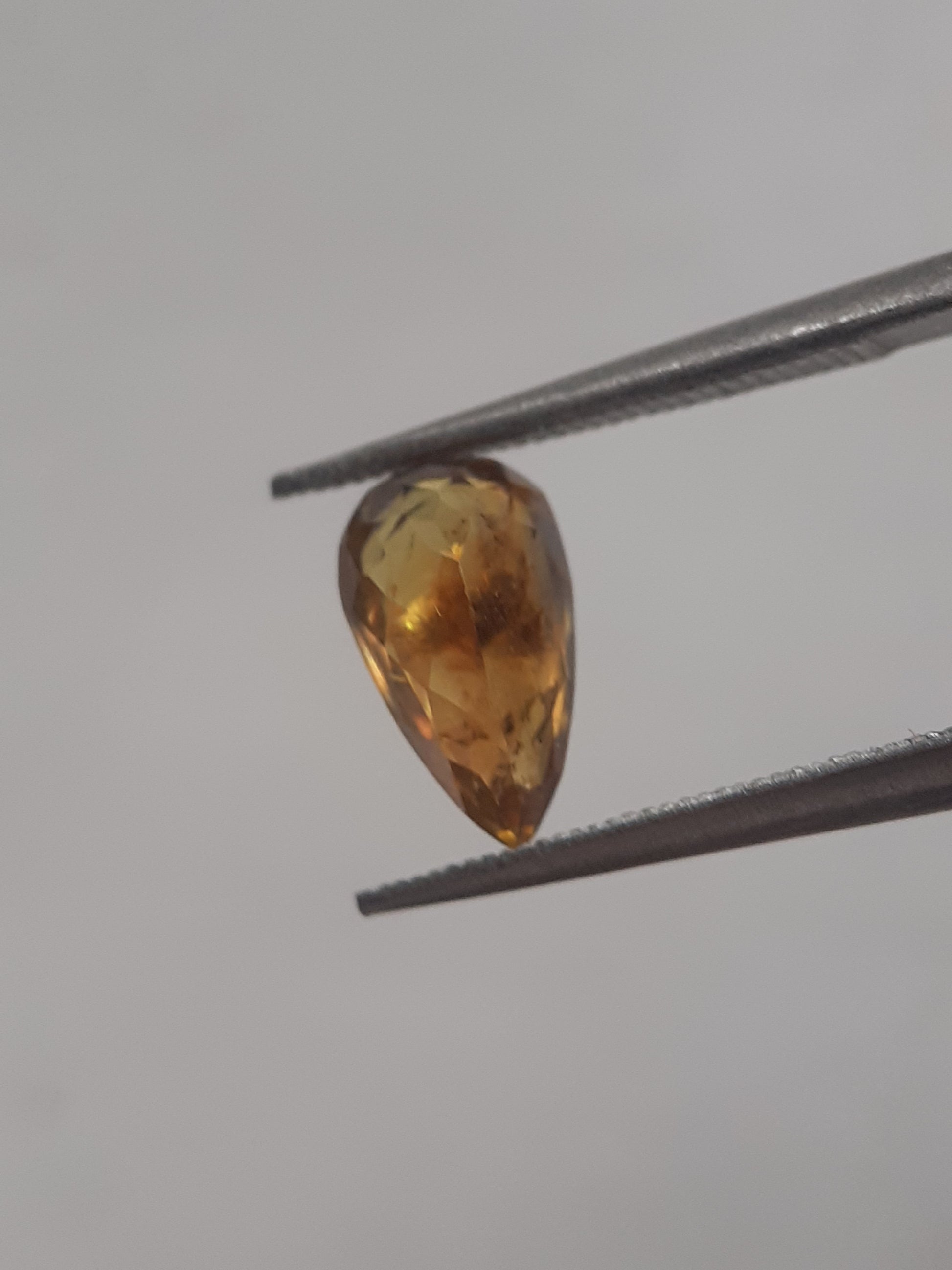 Natural yellow shpene - 1.078 ct - Pear - unheated - Natural Gems Belgium