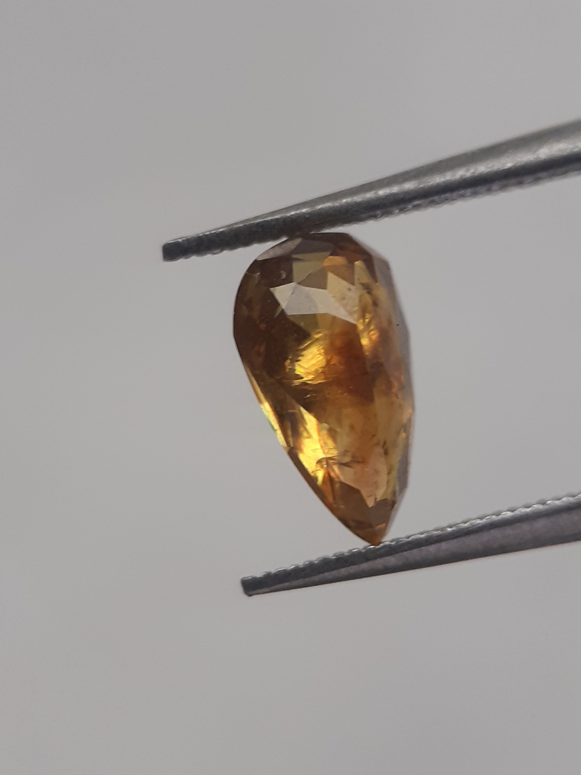 Natural yellow shpene - 1.078 ct - Pear - unheated - Natural Gems Belgium