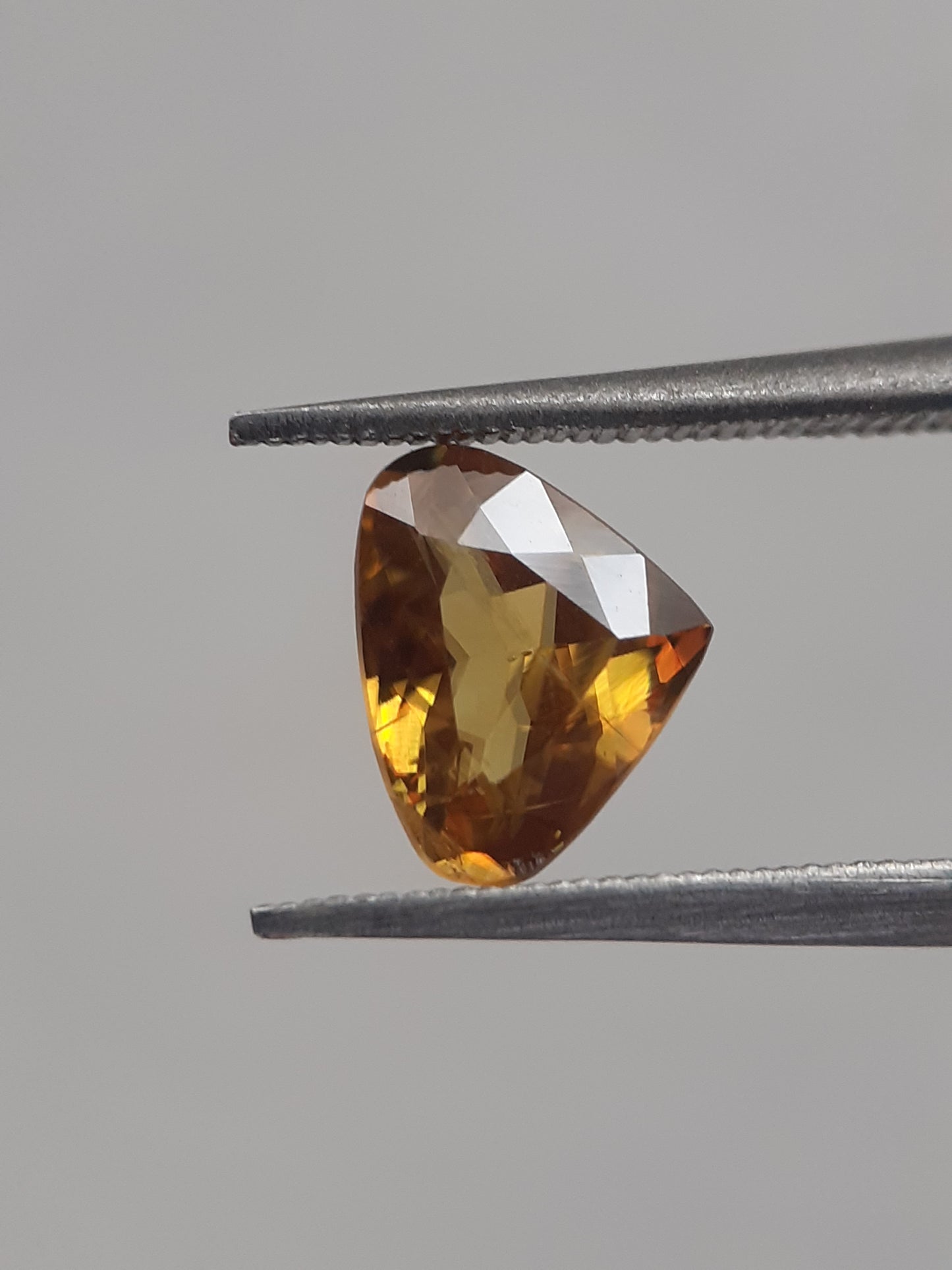 Natural orangey yellow shpene - 0.889 ct - Pear - unheated - Natural Gems Belgium