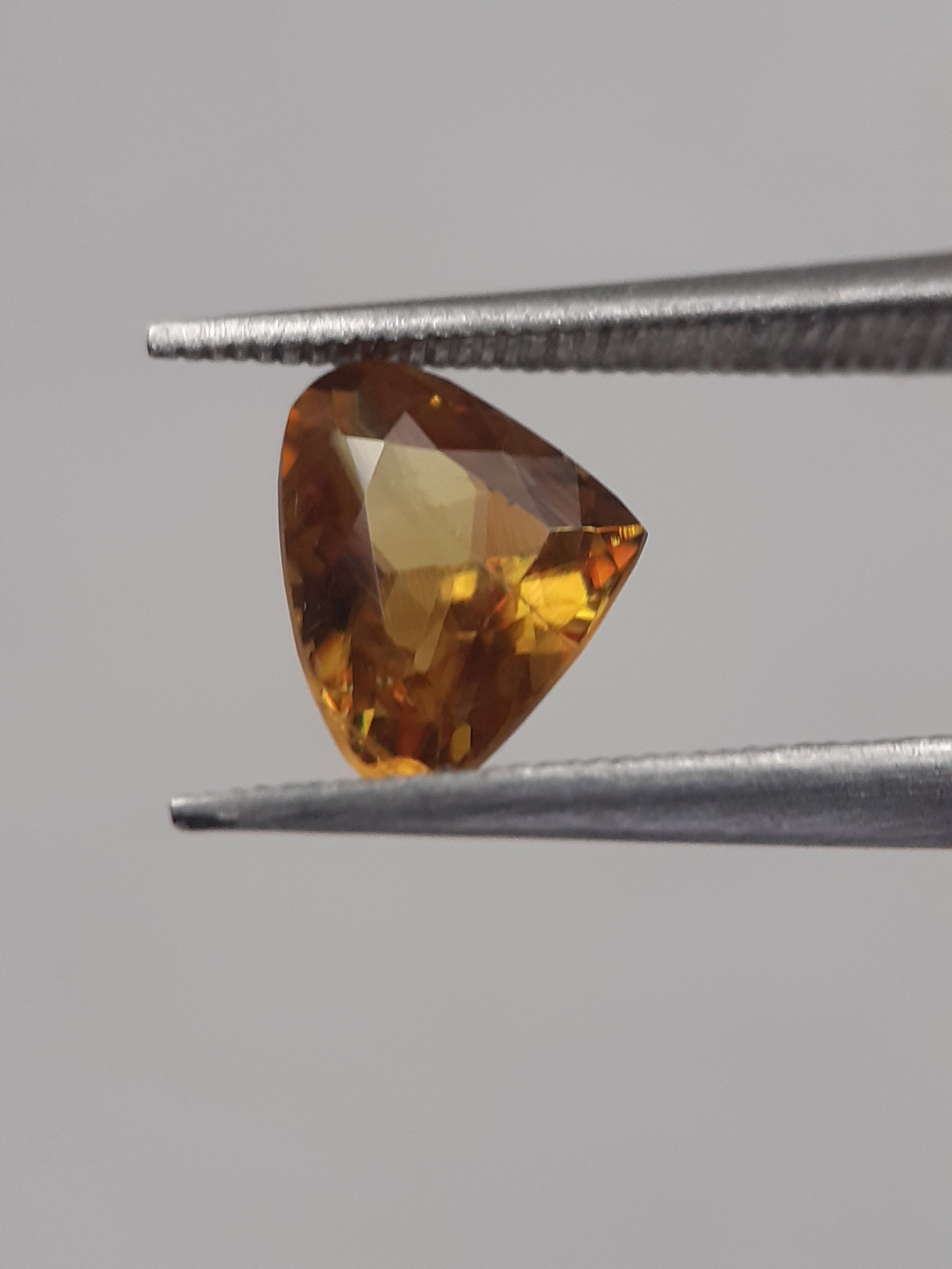 Natural orangey yellow shpene - 0.889 ct - Pear - unheated - Natural Gems Belgium