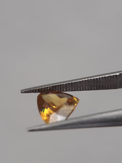 Natural orangey yellow shpene - 0.889 ct - Pear - unheated - Natural Gems Belgium