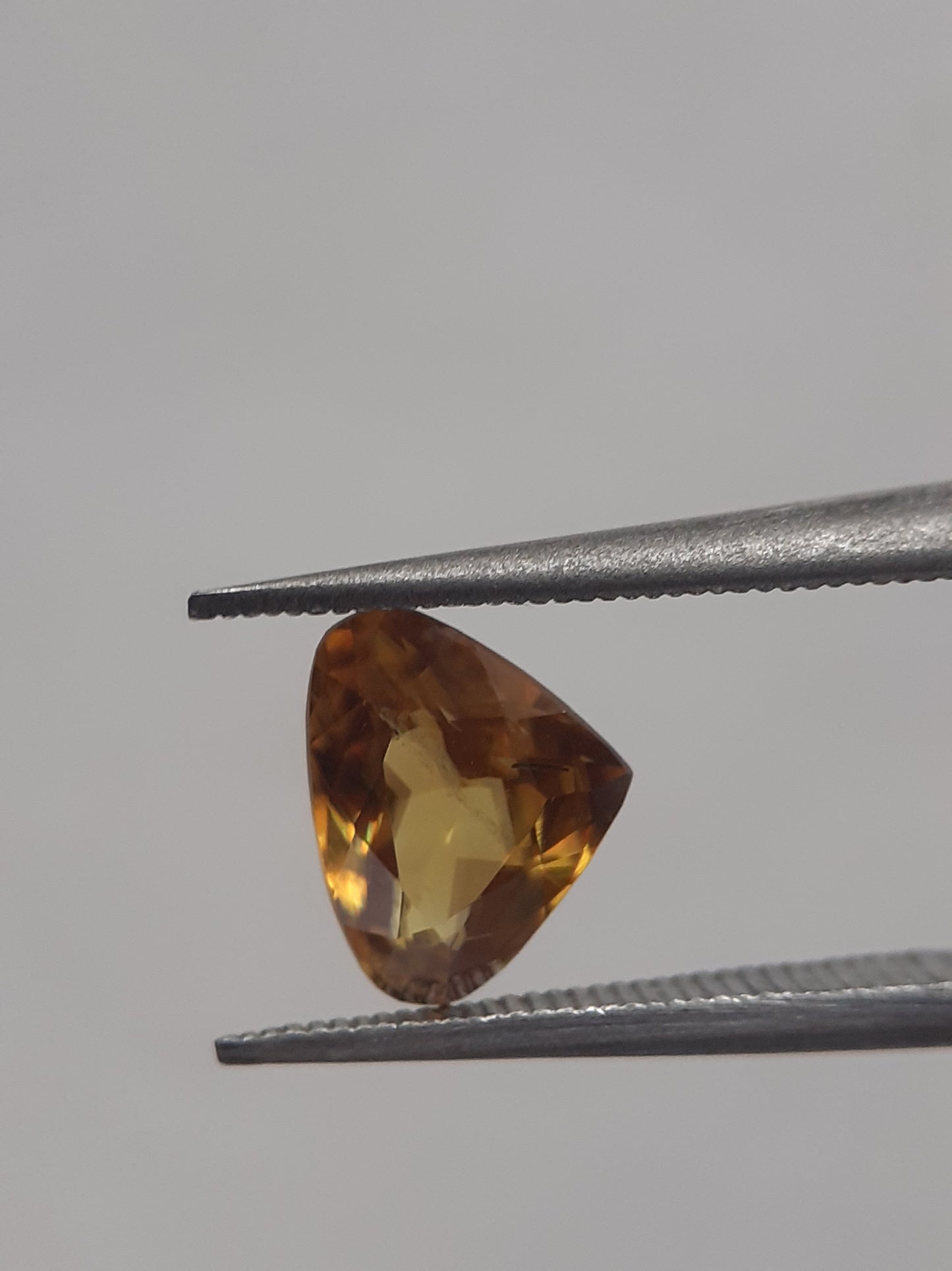 Natural orangey yellow shpene - 0.889 ct - Pear - unheated - Natural Gems Belgium