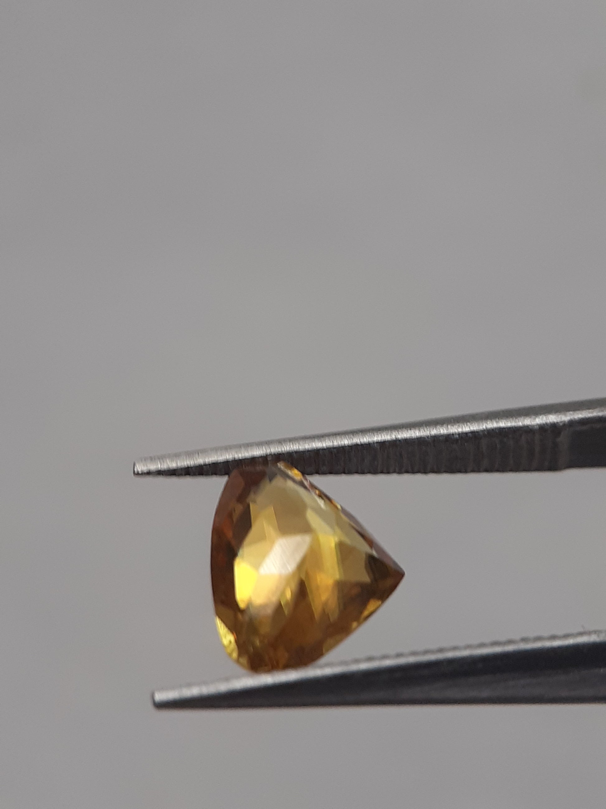 Natural orangey yellow shpene - 0.889 ct - Pear - unheated - Natural Gems Belgium