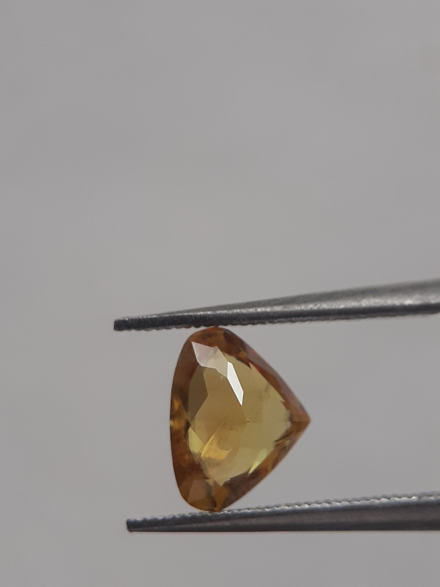 Natural orangey yellow shpene - 0.889 ct - Pear - unheated - Natural Gems Belgium