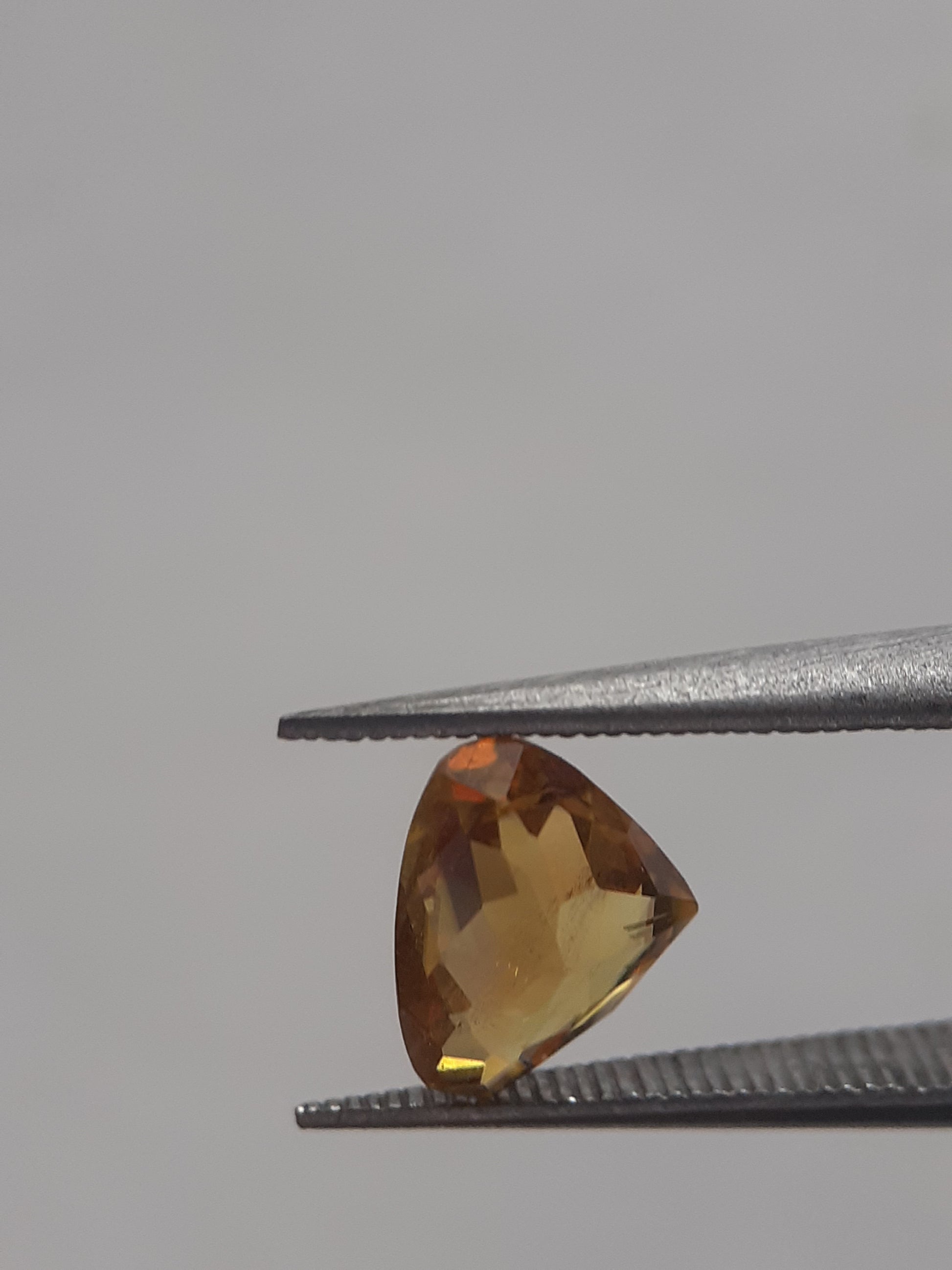 Natural orangey yellow shpene - 0.889 ct - Pear - unheated - Natural Gems Belgium