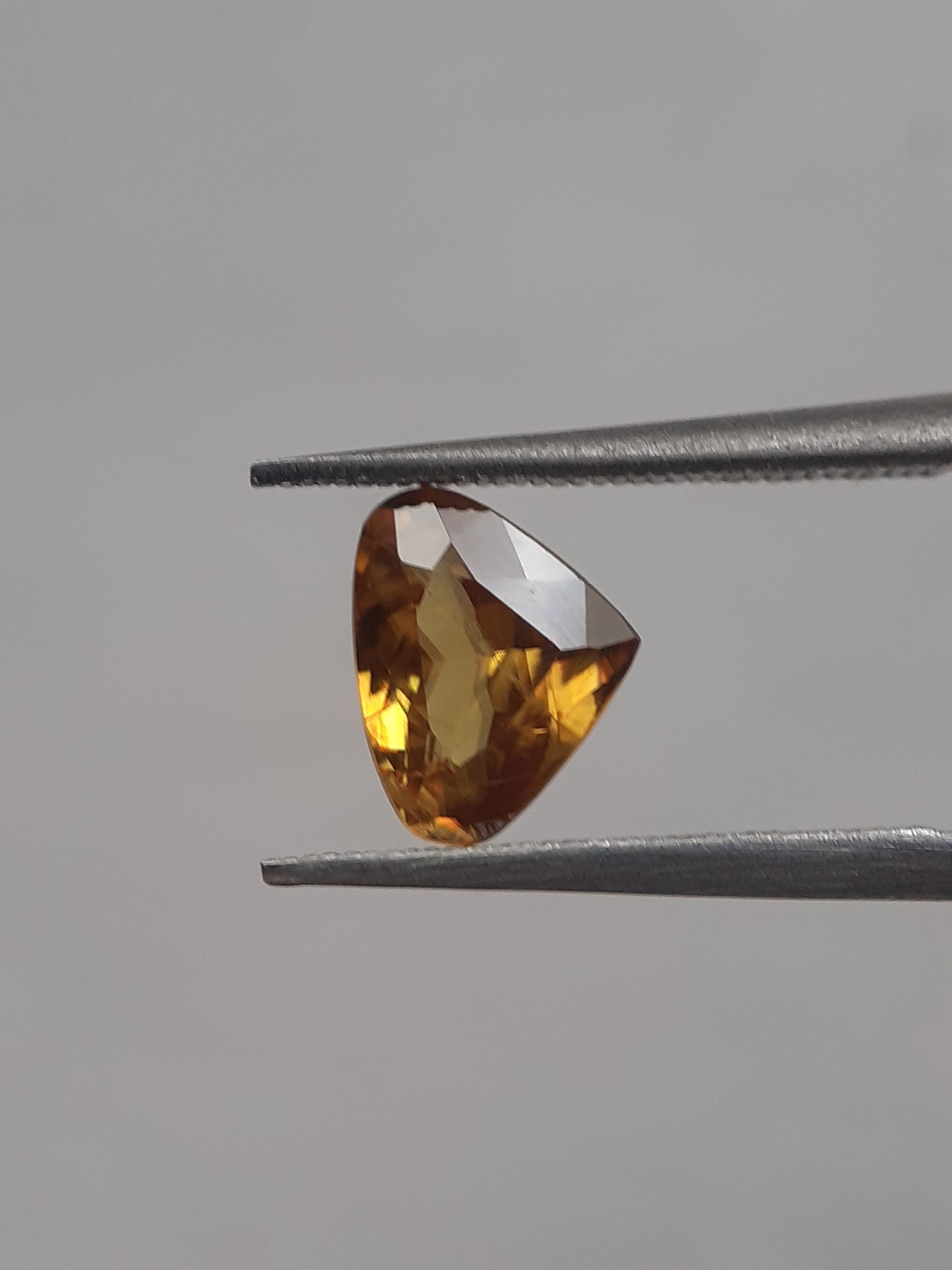 Natural orangey yellow shpene - 0.889 ct - Pear - unheated - Natural Gems Belgium