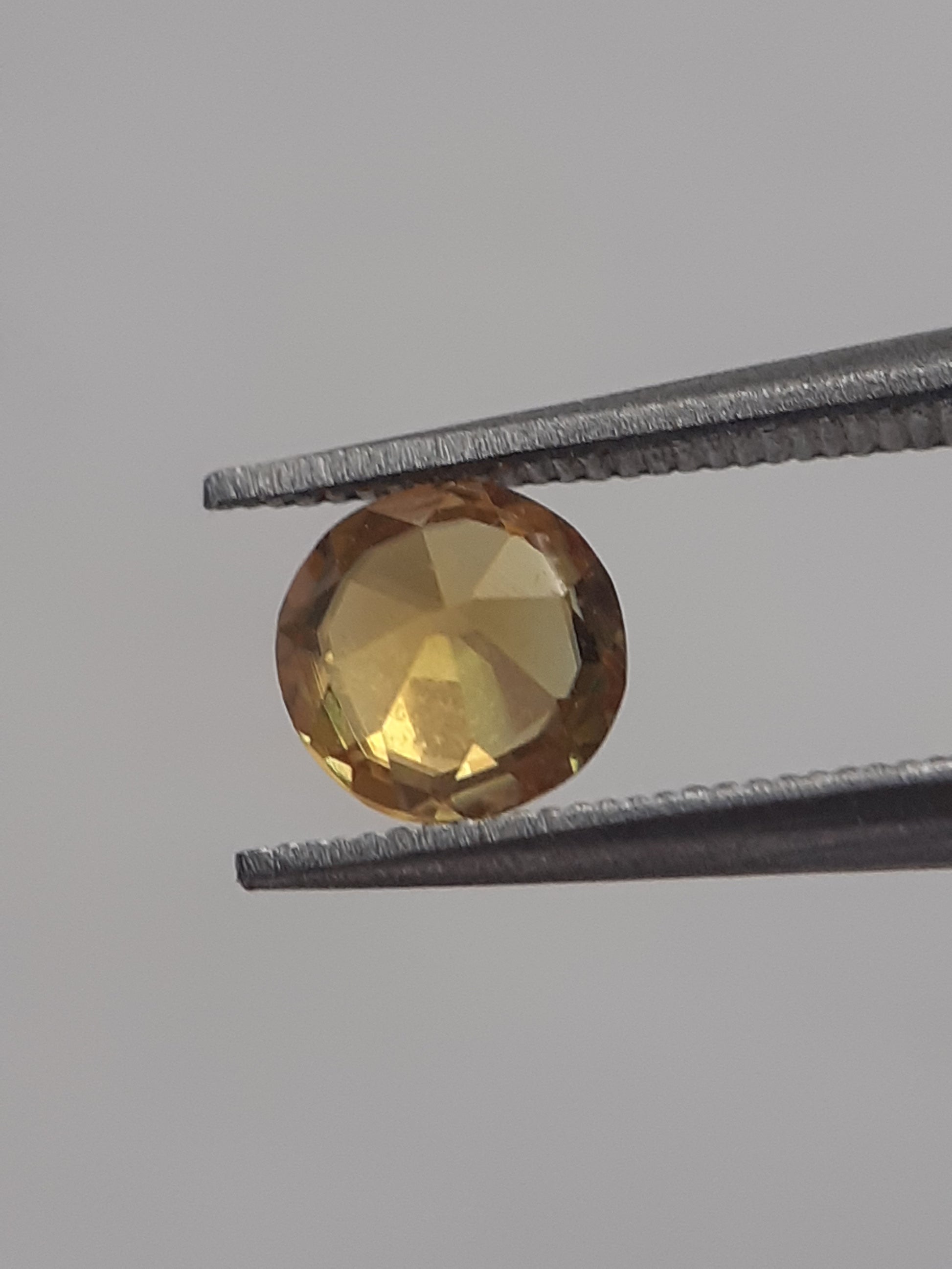 Natural yellow shpene - 0.455 ct - round - unheated - Natural Gems Belgium