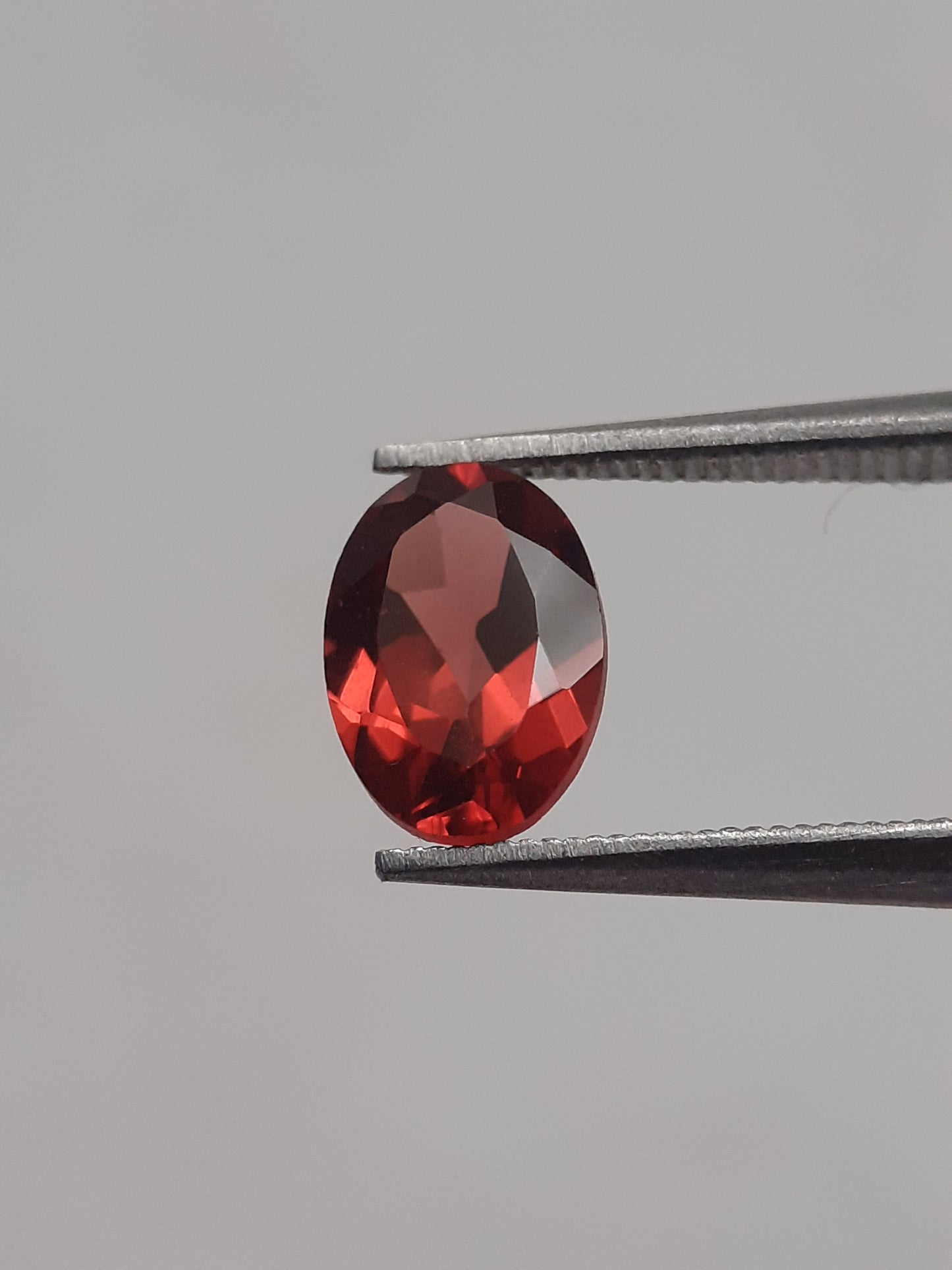 Natural pinkish red Rhodolite Garnet - 1.093 ct - oval - unheated - Natural Gems Belgium