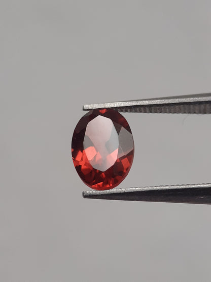 Natural pinkish red Rhodolite Garnet - 1.093 ct - oval - unheated - Natural Gems Belgium