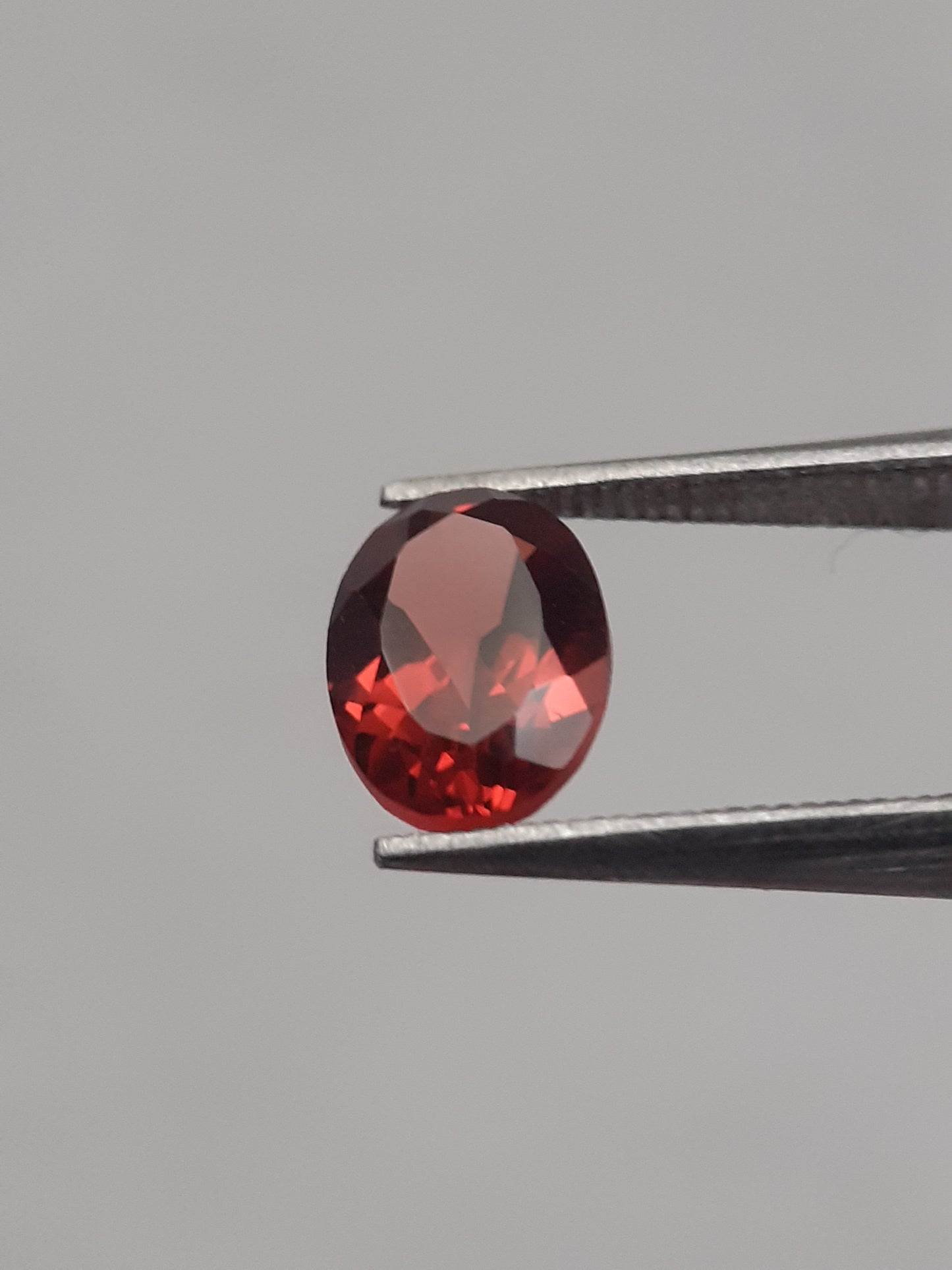 Natural pinkish red Rhodolite Garnet - 1.093 ct - oval - unheated - Natural Gems Belgium