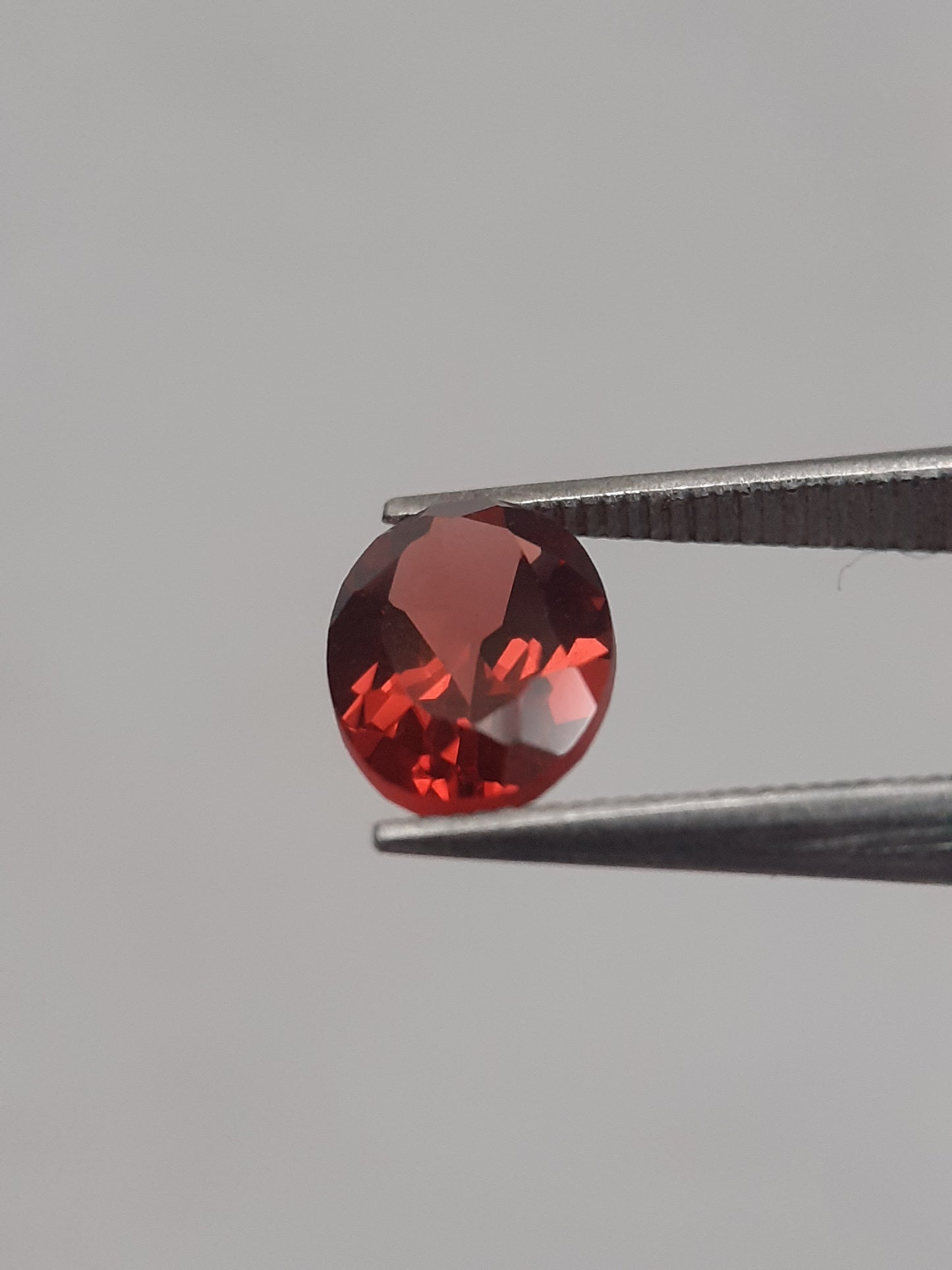 Natural pinkish red Rhodolite Garnet - 1.093 ct - oval - unheated - Natural Gems Belgium