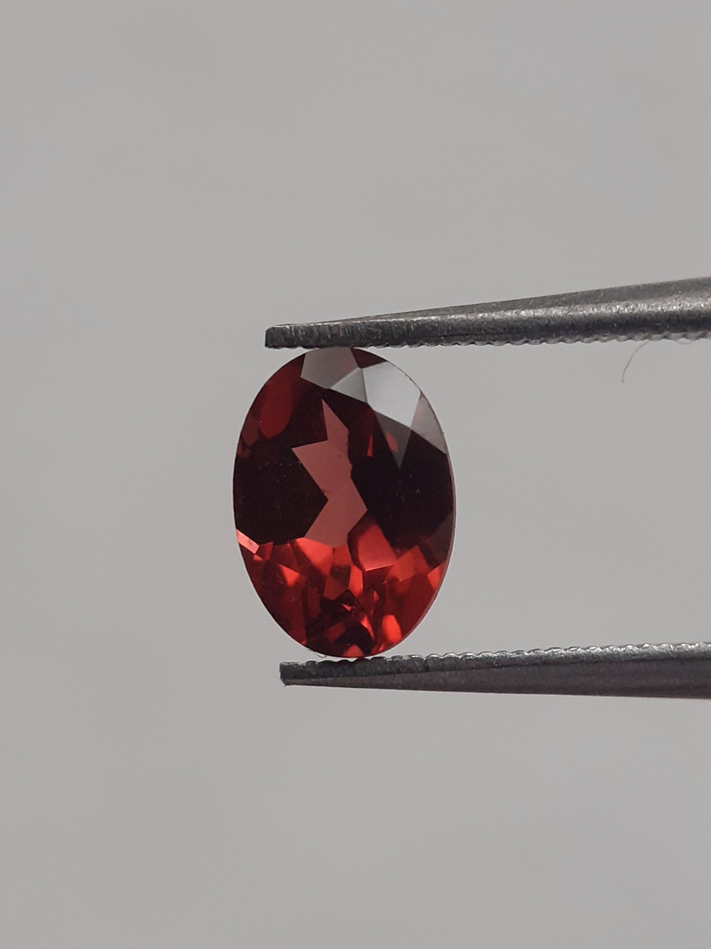 Natural pinkish red Rhodolite Garnet - 1.093 ct - oval - unheated - Natural Gems Belgium