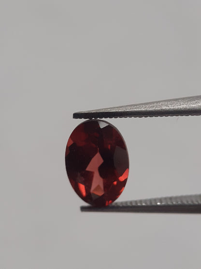 Natural pinkish red Rhodolite Garnet - 1.093 ct - oval - unheated - Natural Gems Belgium