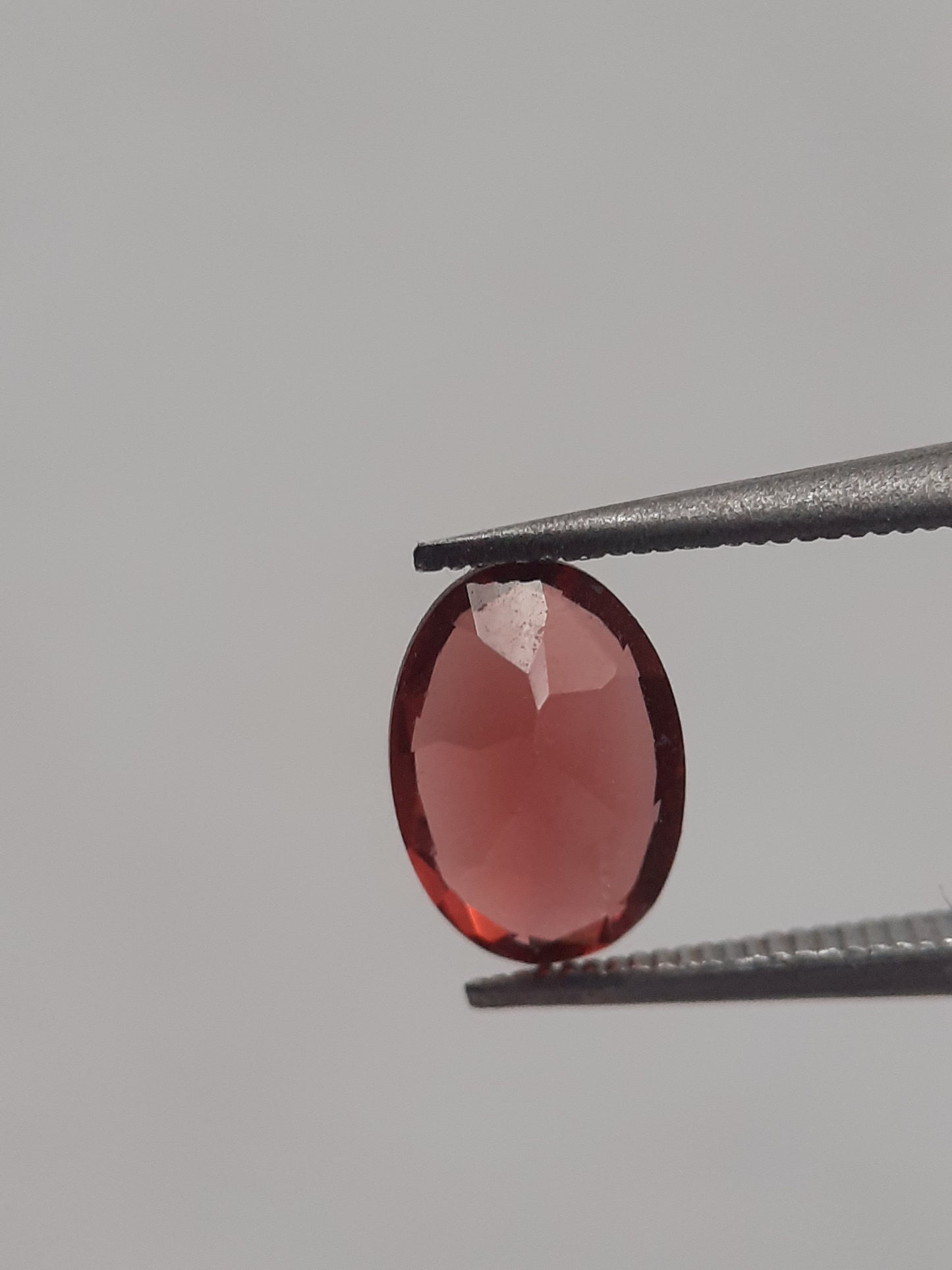 Natural pinkish red Rhodolite Garnet - 1.093 ct - oval - unheated - Natural Gems Belgium