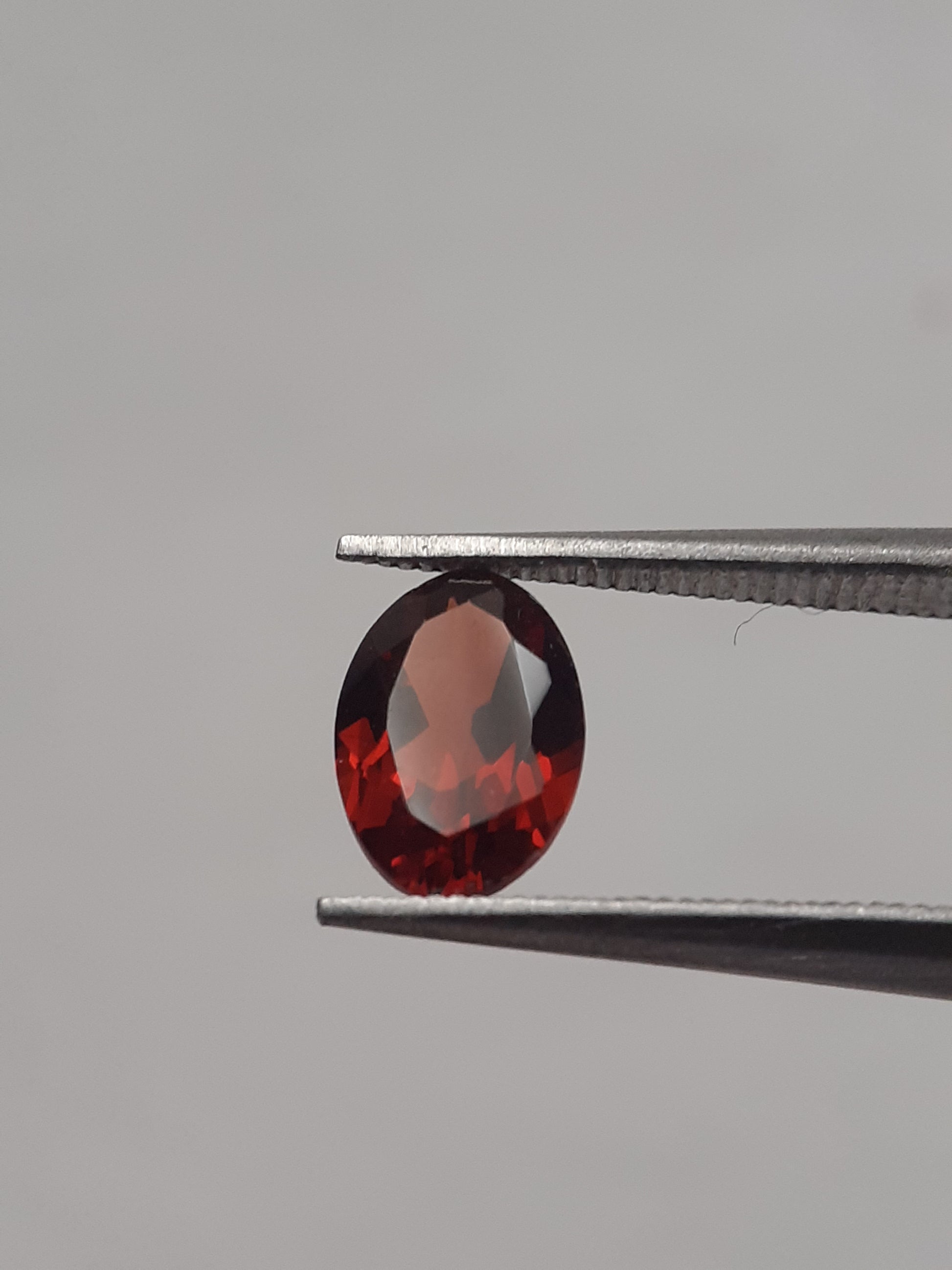 Natural red Rhodolite Garnet - 0.909 ct - oval - unheated - Natural Gems Belgium