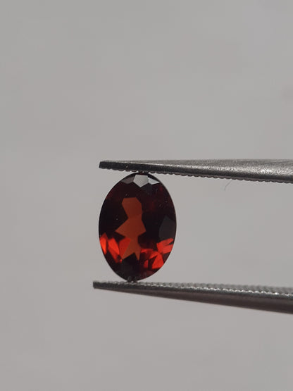 Natural red Rhodolite Garnet - 0.909 ct - oval - unheated - Natural Gems Belgium