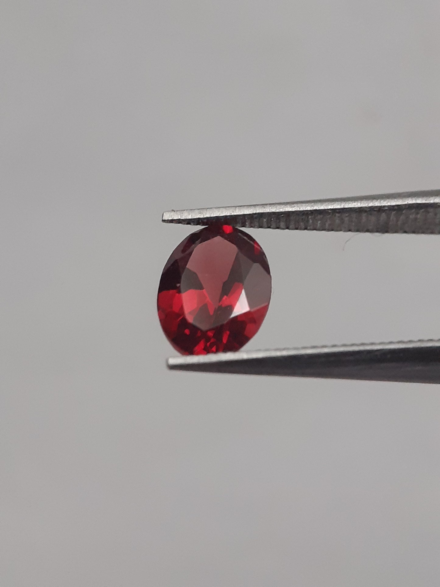 Natural red Rhodolite Garnet - 0.914 ct - oval - unheated - Natural Gems Belgium