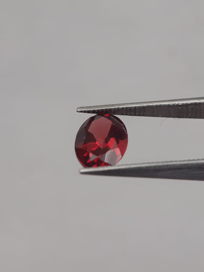 Natural red Rhodolite Garnet - 0.914 ct - oval - unheated - Natural Gems Belgium