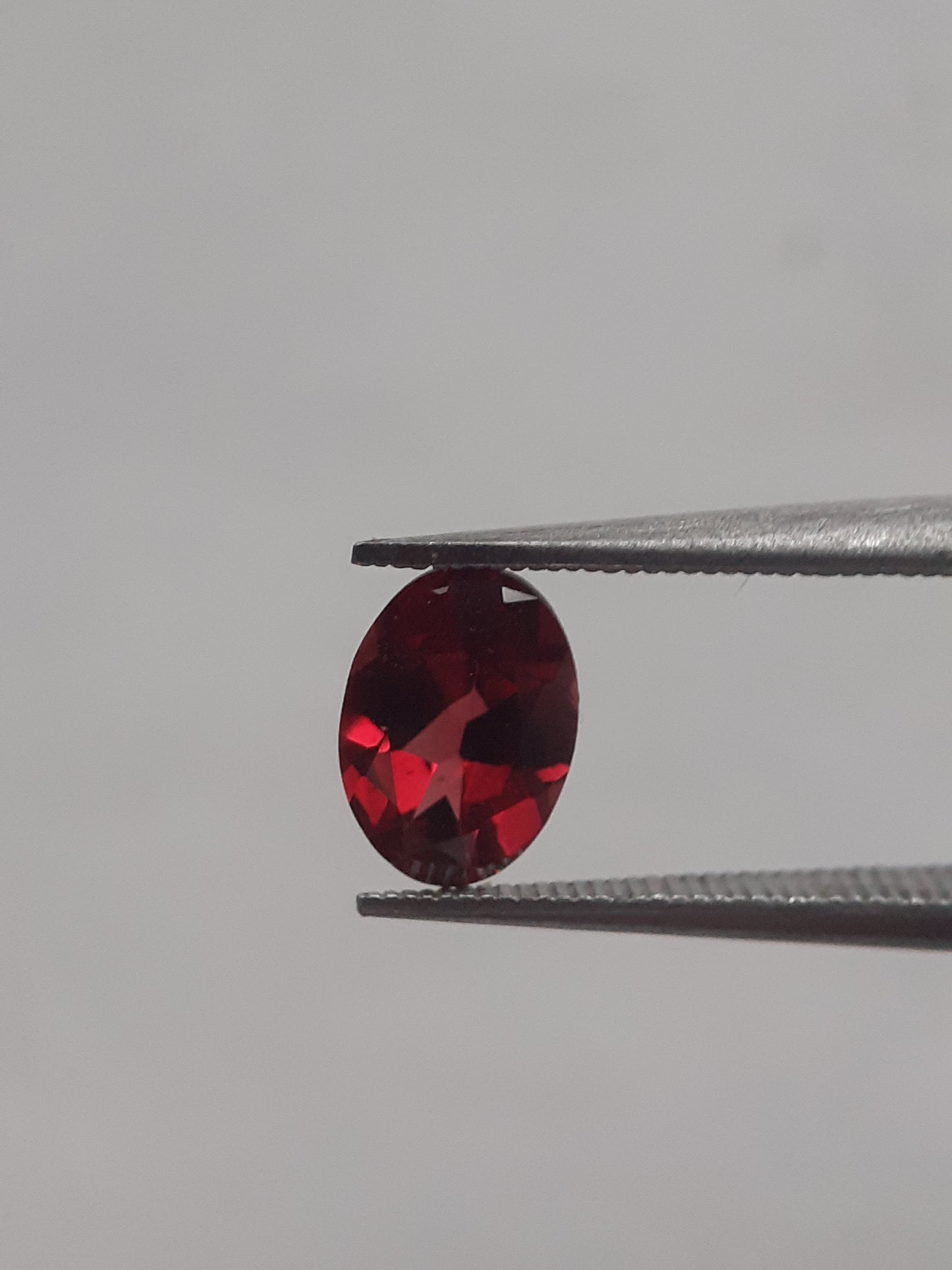 Natural red Rhodolite Garnet - 0.914 ct - oval - unheated - Natural Gems Belgium