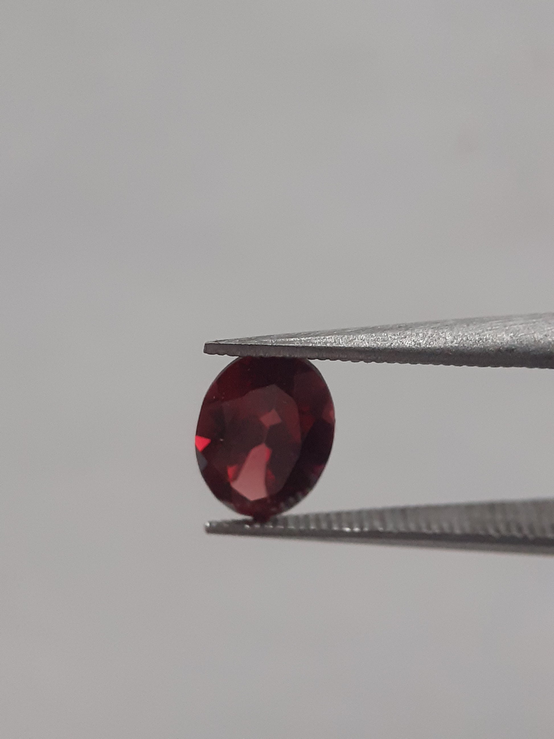 Natural red Rhodolite Garnet - 0.914 ct - oval - unheated - Natural Gems Belgium