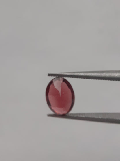 Natural red Rhodolite Garnet - 0.914 ct - oval - unheated - Natural Gems Belgium