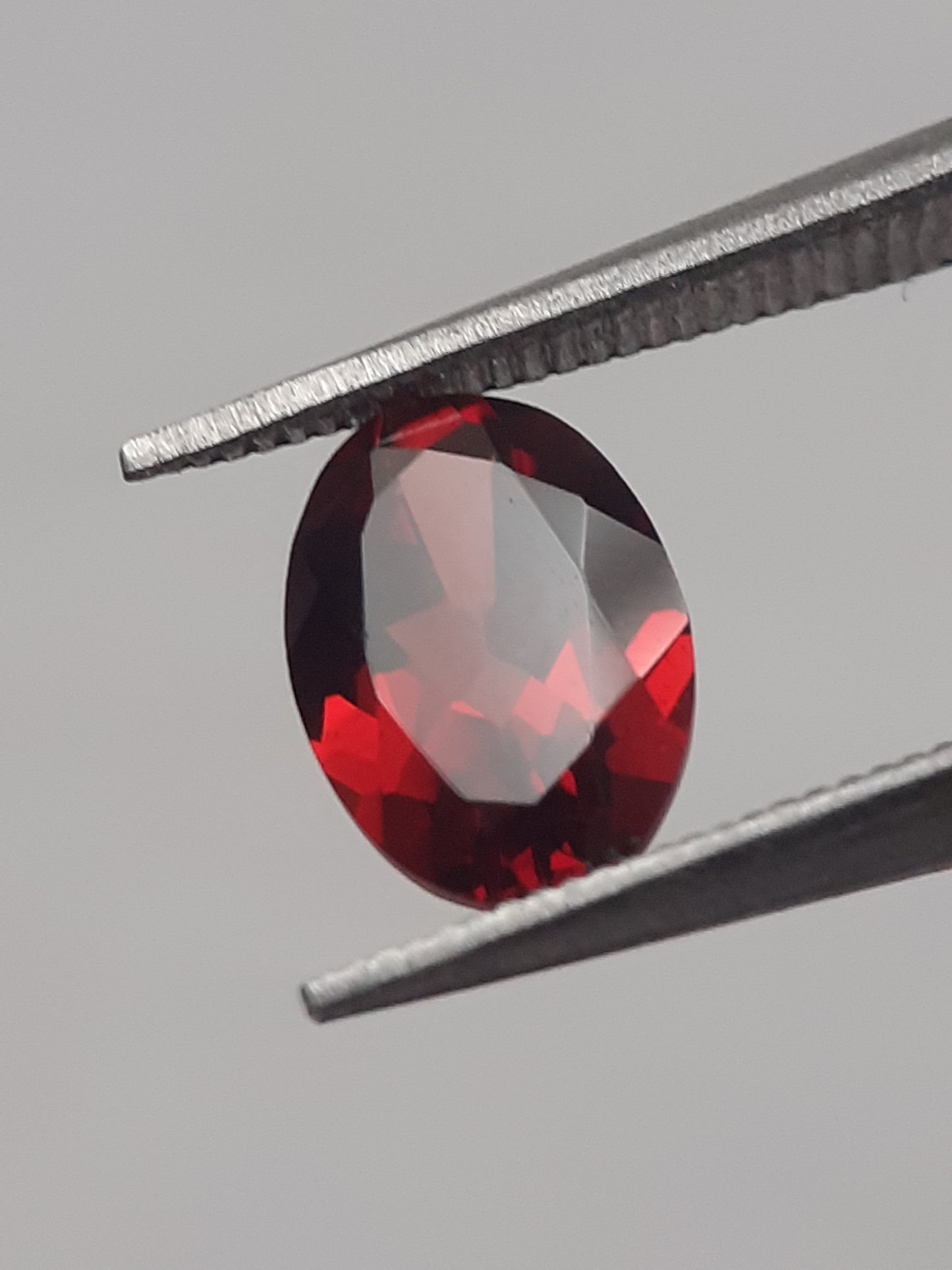 Natural red Rhodolite Garnet - 0.978 ct - oval - unheated - Natural Gems Belgium