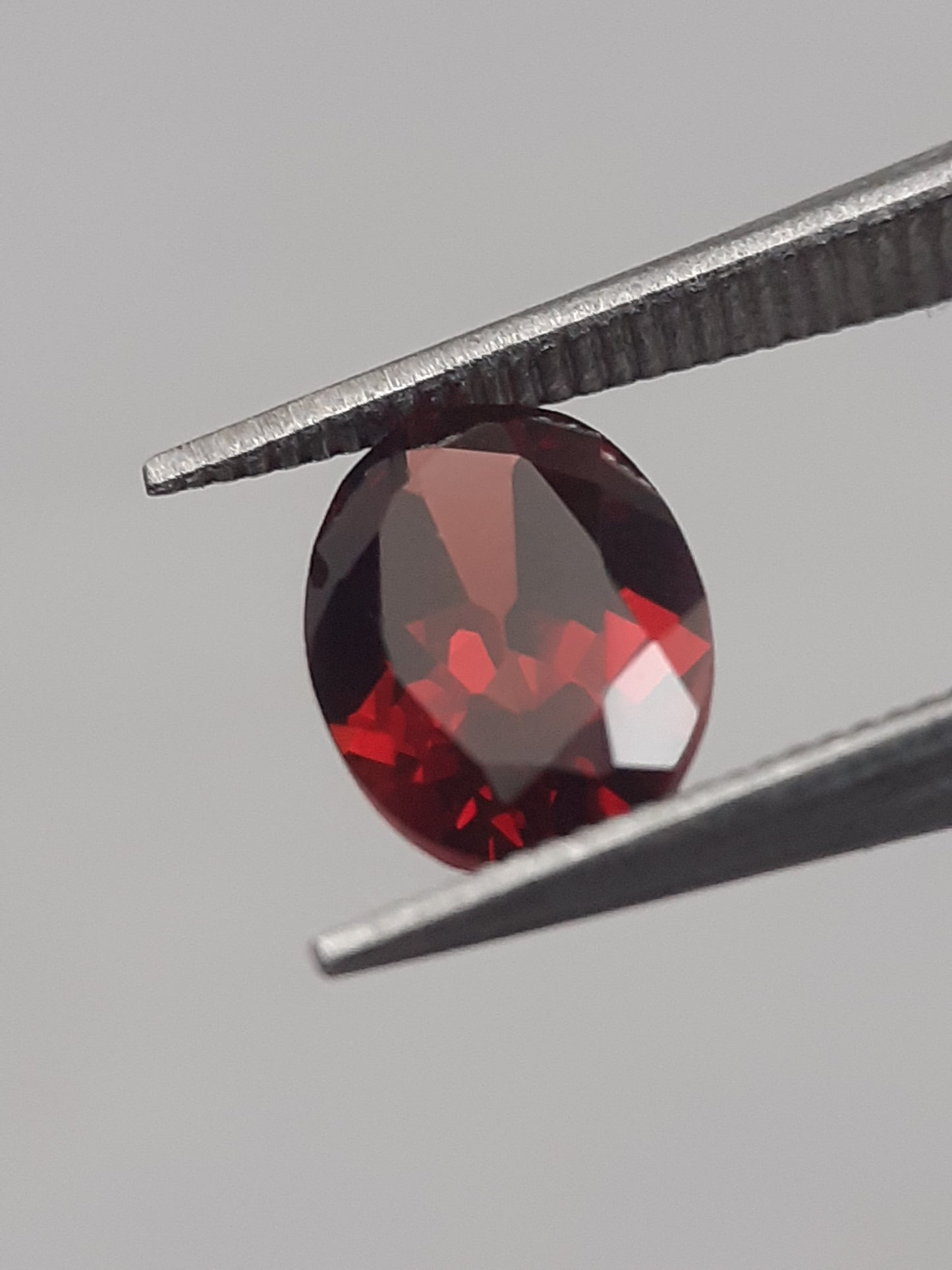 Natural red Rhodolite Garnet - 0.978 ct - oval - unheated - Natural Gems Belgium