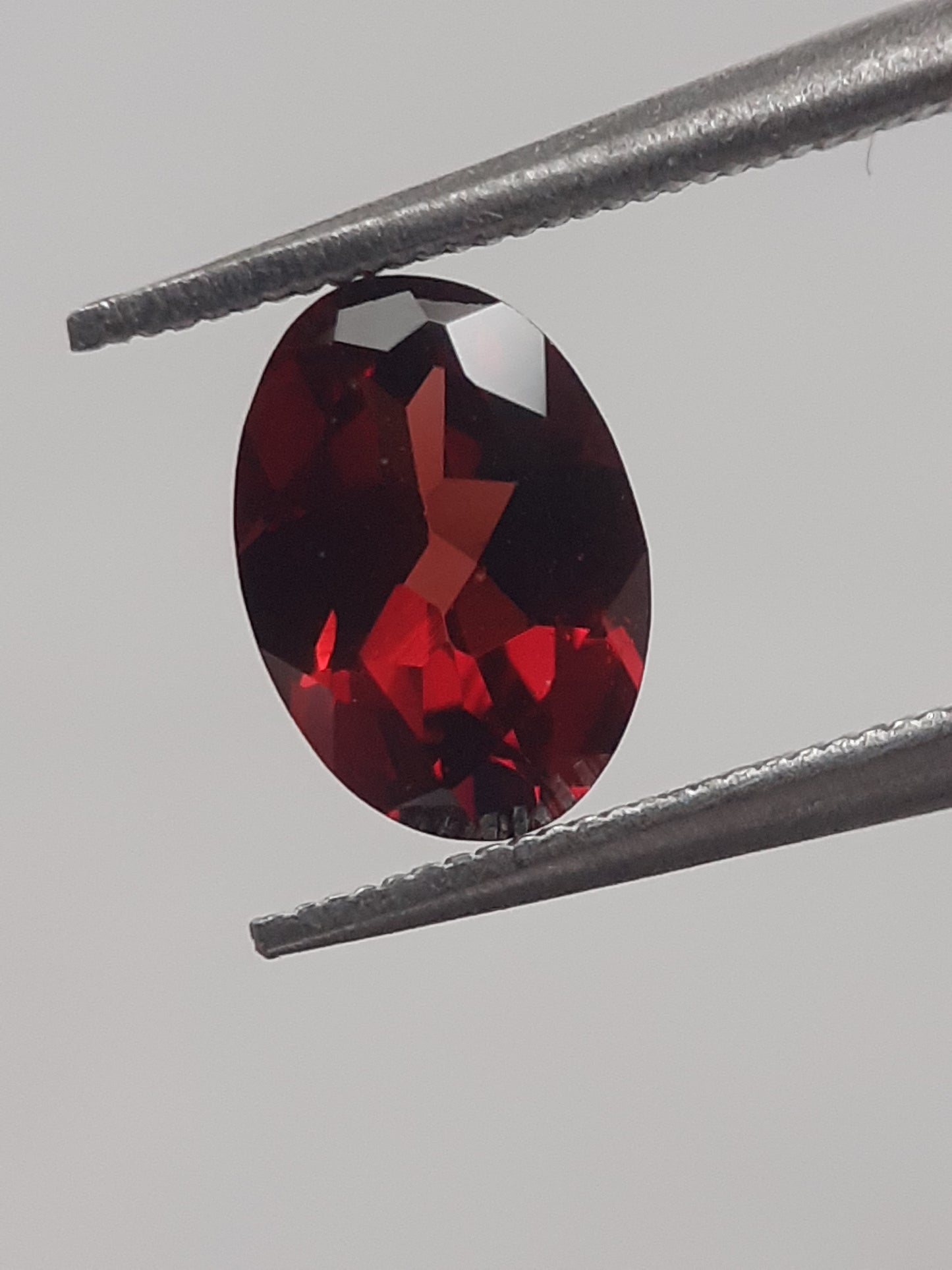 Natural red Rhodolite Garnet - 0.978 ct - oval - unheated - Natural Gems Belgium