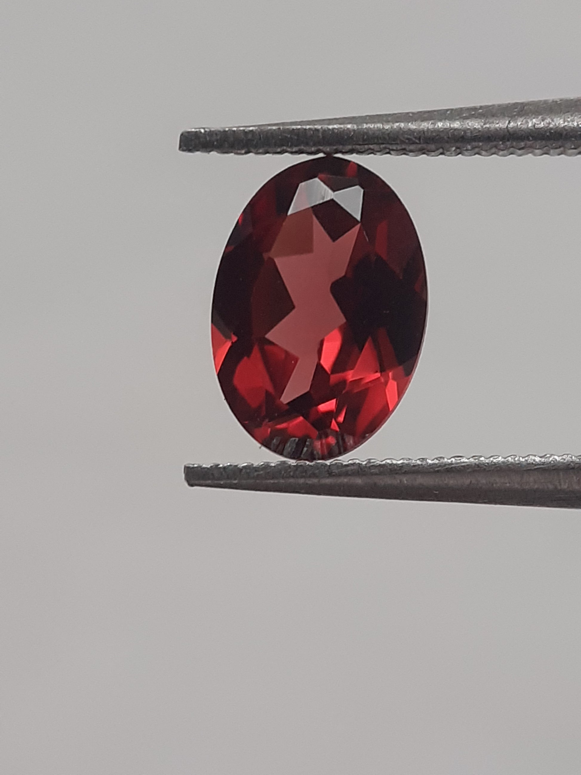 Natural red Rhodolite Garnet - 0.949 ct - oval - unheated - Natural Gems Belgium