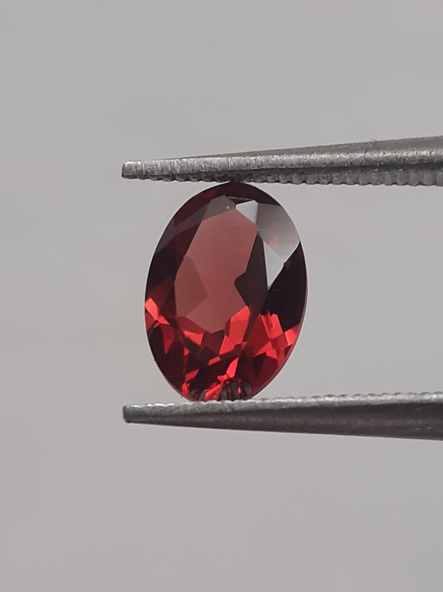 Natural red Rhodolite Garnet - 0.949 ct - oval - unheated - Natural Gems Belgium