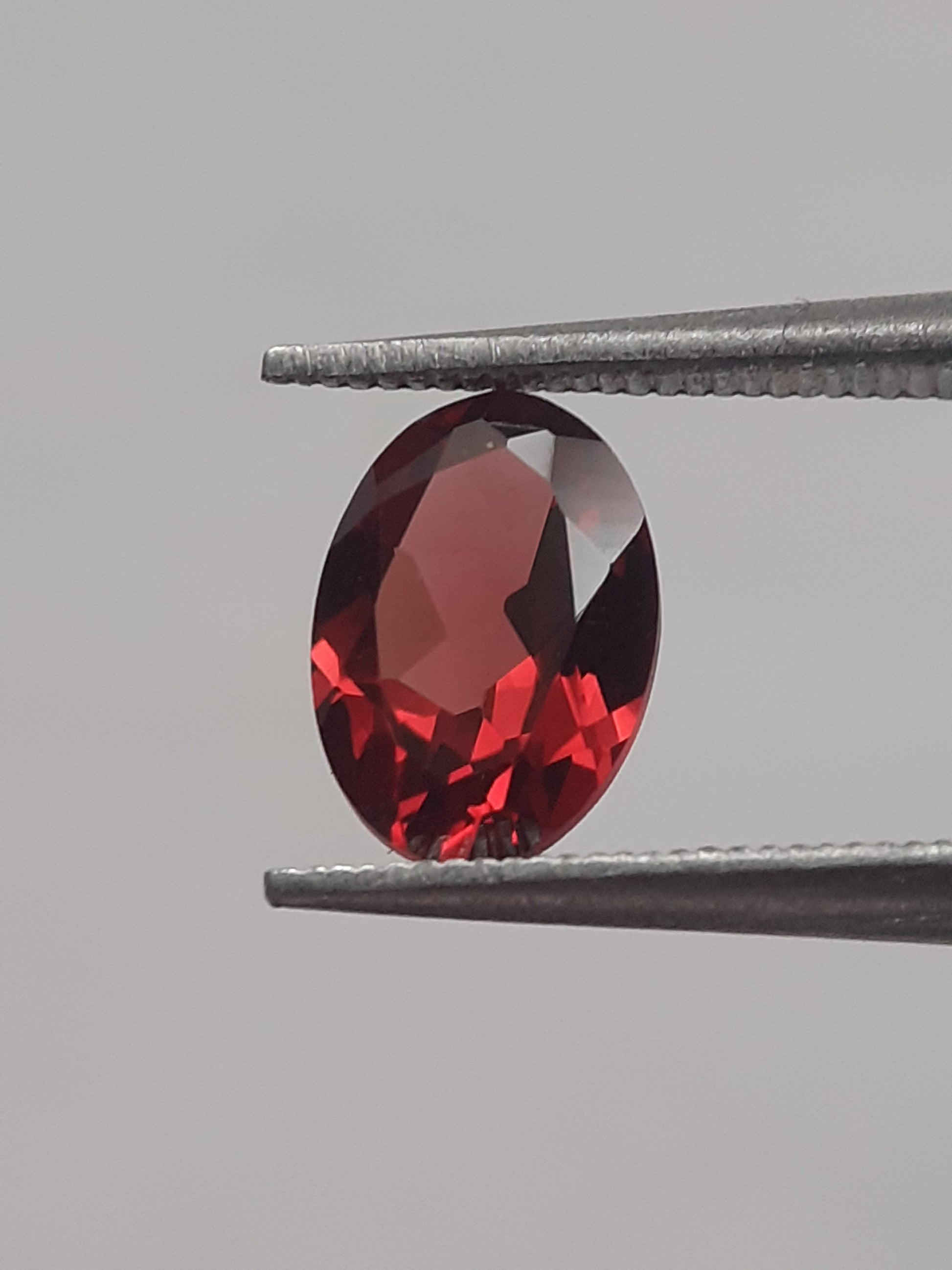 Natural red Rhodolite Garnet - 0.949 ct - oval - unheated - Natural Gems Belgium