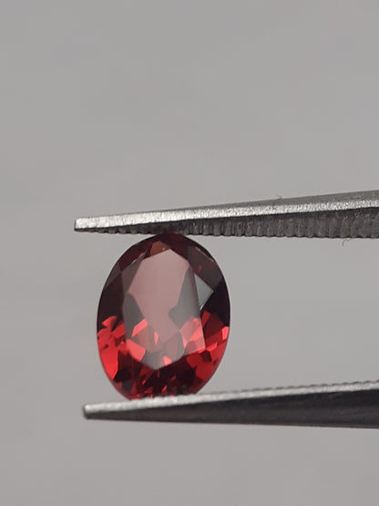 Natural red Rhodolite Garnet - 0.949 ct - oval - unheated - Natural Gems Belgium