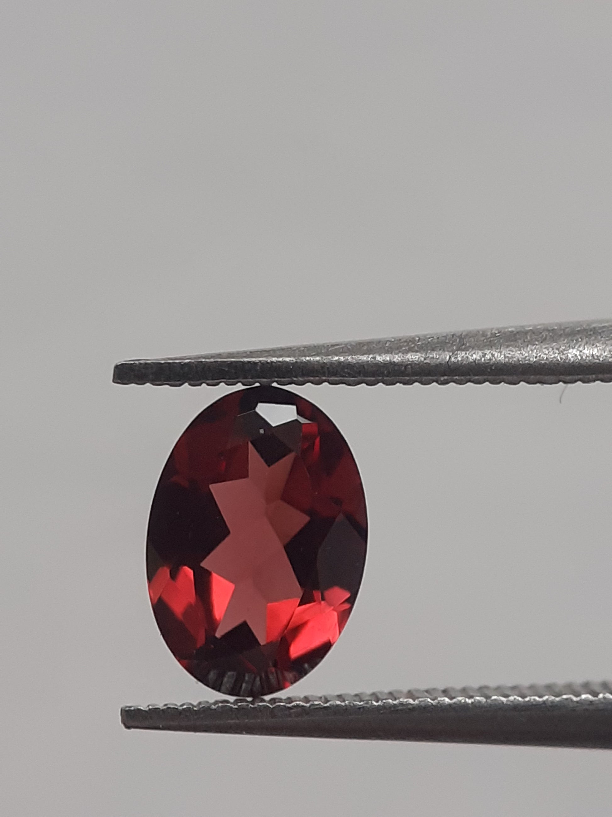 Natural red Rhodolite Garnet - 0.949 ct - oval - unheated - Natural Gems Belgium