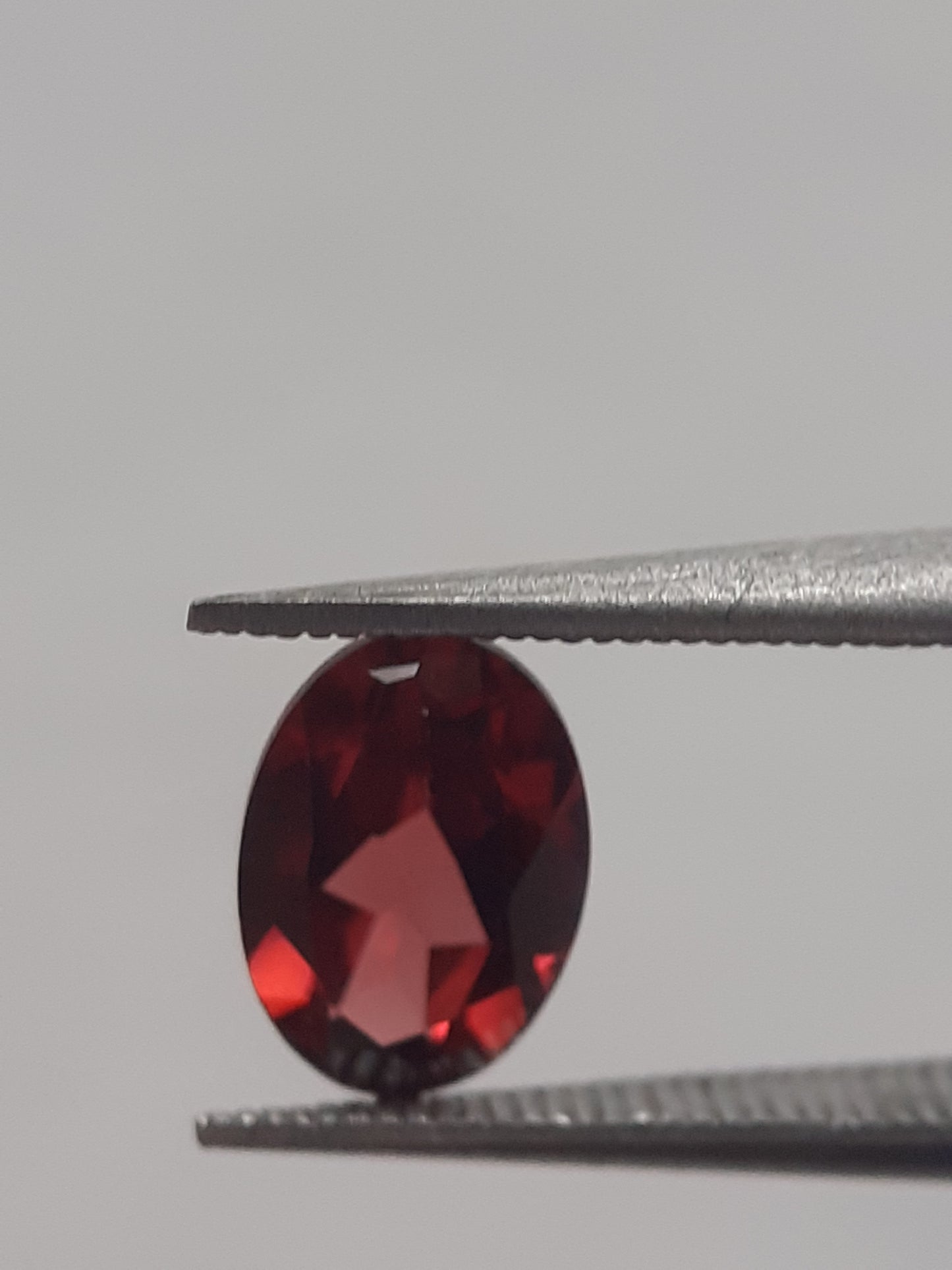 Natural red Rhodolite Garnet - 0.949 ct - oval - unheated - Natural Gems Belgium