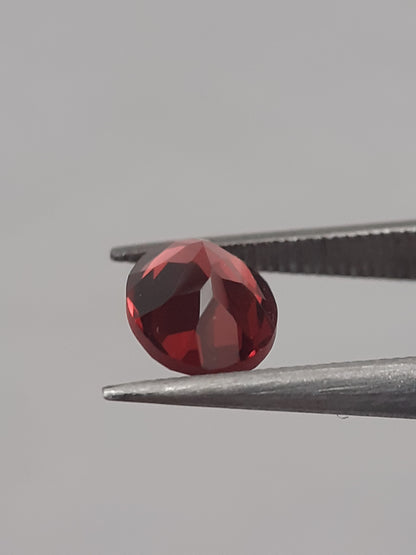 Natural red Rhodolite Garnet - 0.949 ct - oval - unheated - Natural Gems Belgium