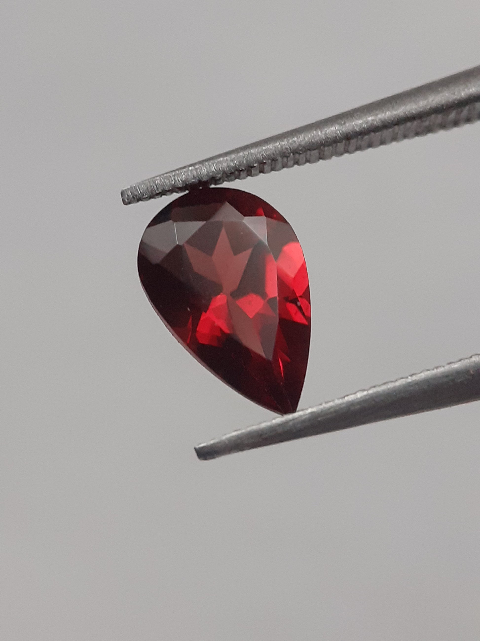 Natural red Rhodolite Garnet - 1.017 ct - pear - unheated - Natural Gems Belgium