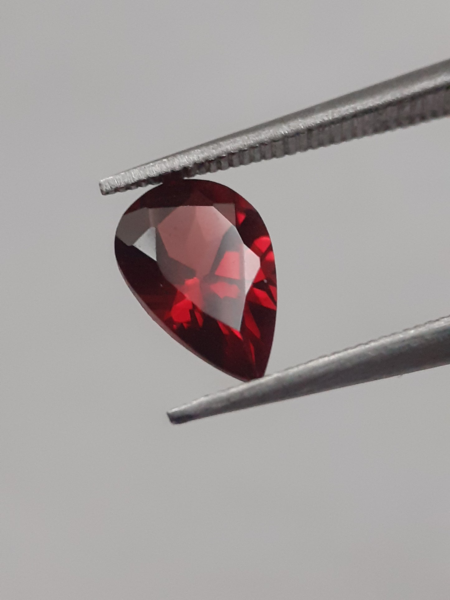 Natural red Rhodolite Garnet - 1.017 ct - pear - unheated - Natural Gems Belgium