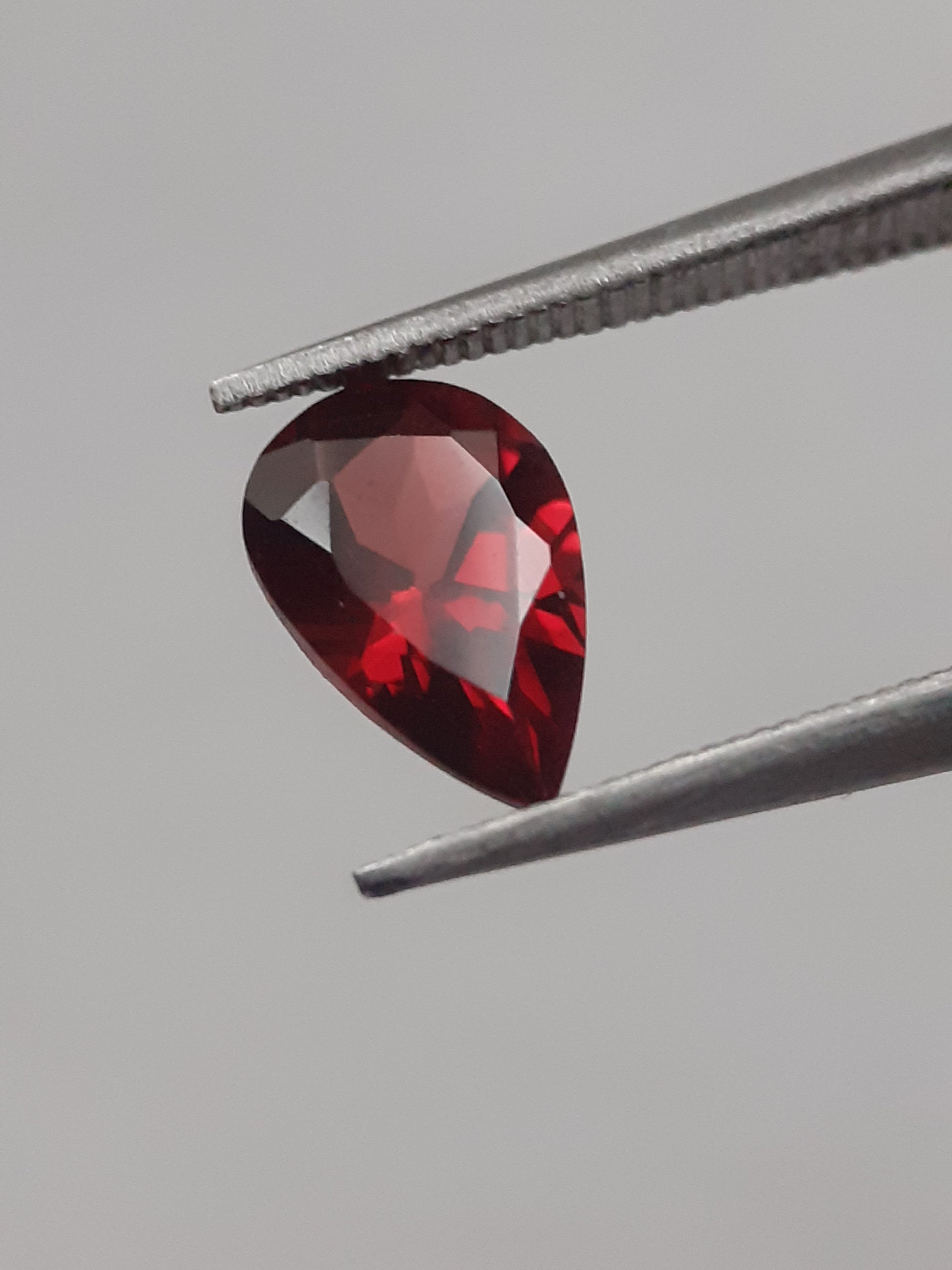 Natural red Rhodolite Garnet - 1.017 ct - pear - unheated - Natural Gems Belgium