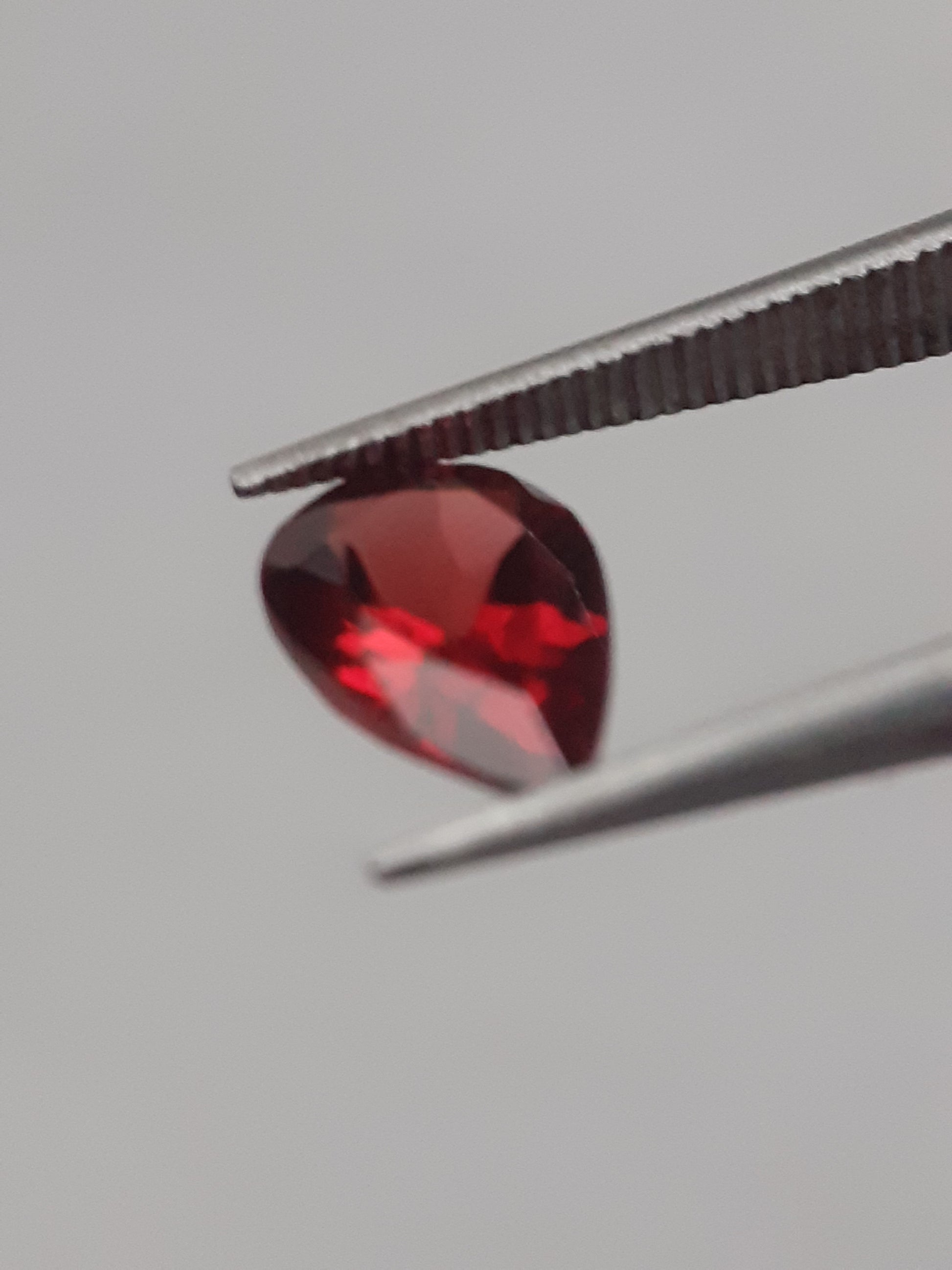 Natural red Rhodolite Garnet - 1.017 ct - pear - unheated - Natural Gems Belgium