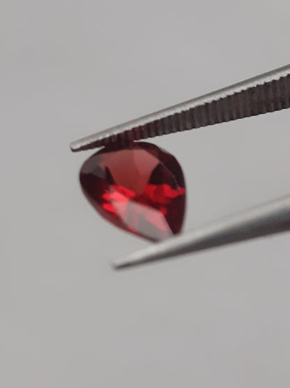 Natural red Rhodolite Garnet - 1.017 ct - pear - unheated - Natural Gems Belgium