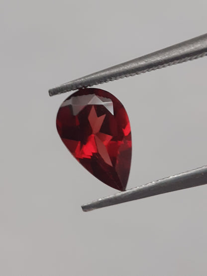 Natural red Rhodolite Garnet - 1.017 ct - pear - unheated - Natural Gems Belgium